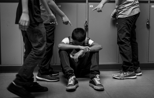 Según la madre, antes de que su hijo amenazara con un cuchillo a un estudiante que lo golpeó, el colegial de 14 años habría sido agredido en reiteradas ocasiones. Ella afirma que su hijo cometió un error y no justifica su acción. Imagen con fines ilustrativos.