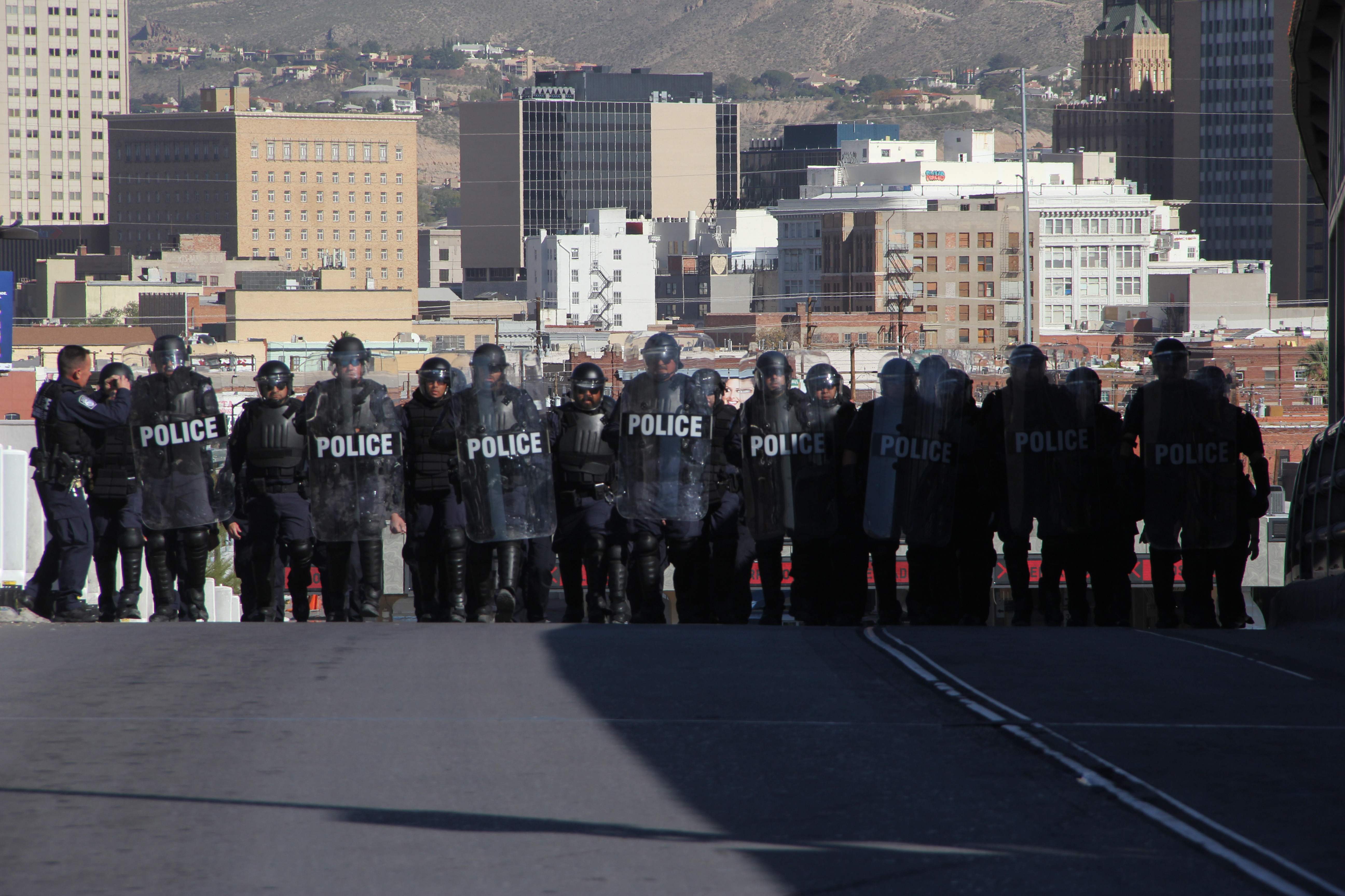 Agentes de la Policía antidisturbios estadounidenses participaron en un simulacro de seguridad fronteriza en el puente internacional entre Estados Unidos y México, desde Ciudad Juárez, el 29 de octubre del 2018. Foto: AFP