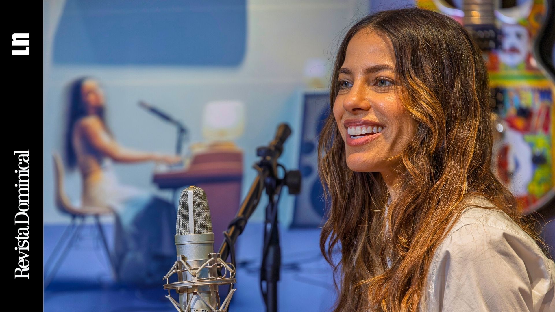 Entrevista de Revista Dominical con Debi Nova sobre su nuevo disco 'Todo puede convertirse en canción' y sus 15 años de carrera.