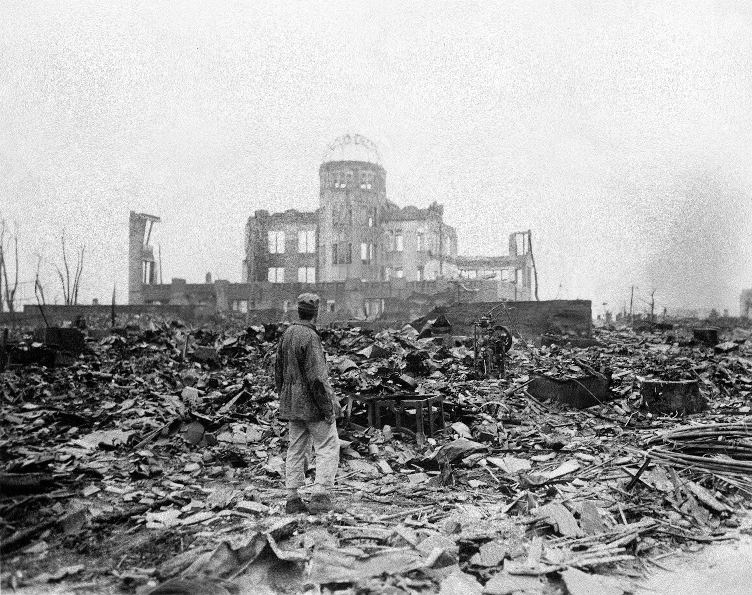 Un corresponsal de prensa observaba, el 8 de setiembre de 1945, las ruinas de la ciudad de Hiroshima. Entre los pocos edificios en pie estaba el que ahora se conoce como Cúpula de la Bomba Atómica.