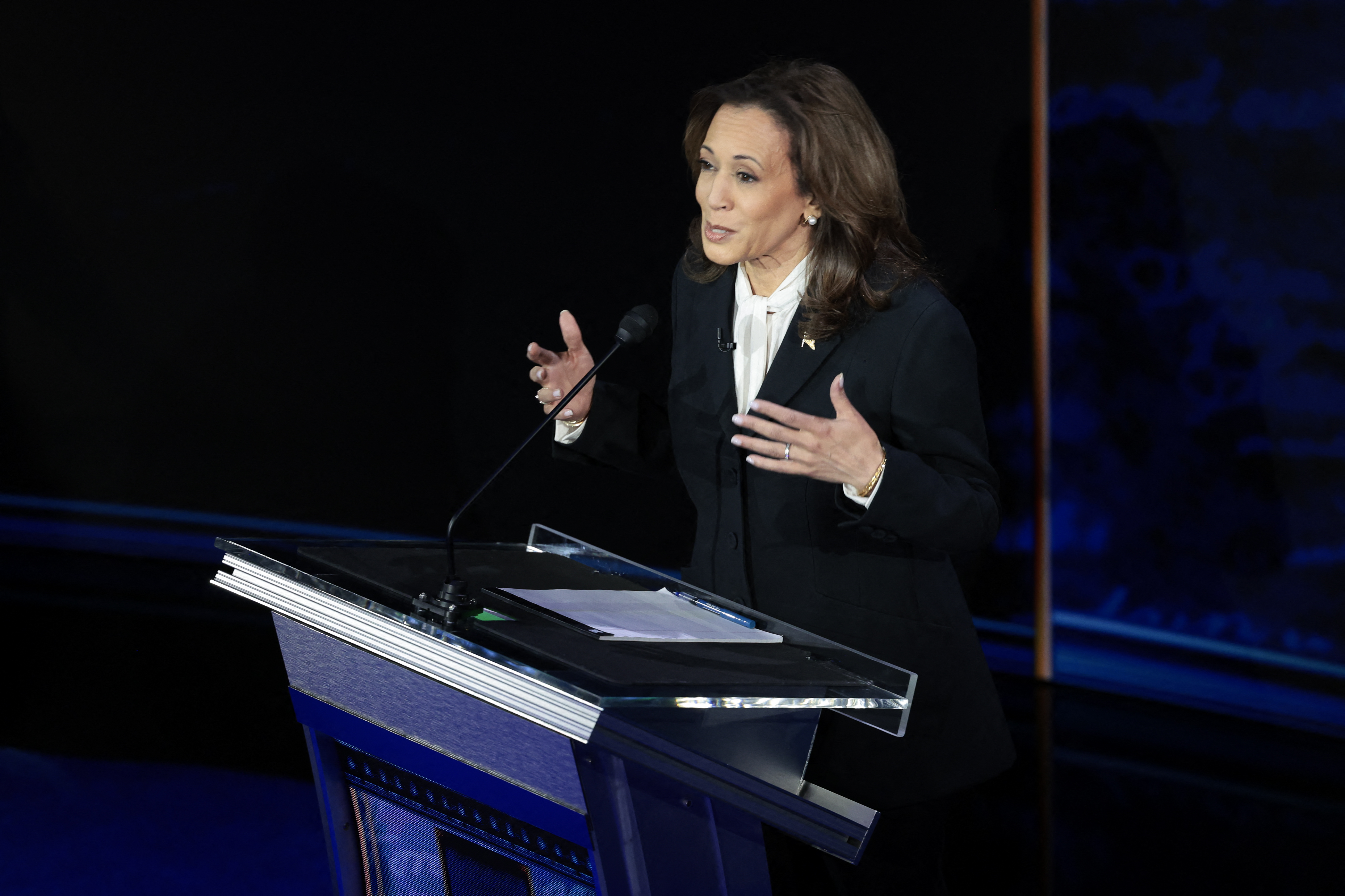 La candidata presidencial demócrata, la vicepresidenta de EE. UU. Kamala Harris, se enfrenta por primera vez al candidato presidencial republicano, el ex presidente Donald Trump, durante la campaña electoral presidencial en Filadelfia, Pensilvania. (Foto: AFP)