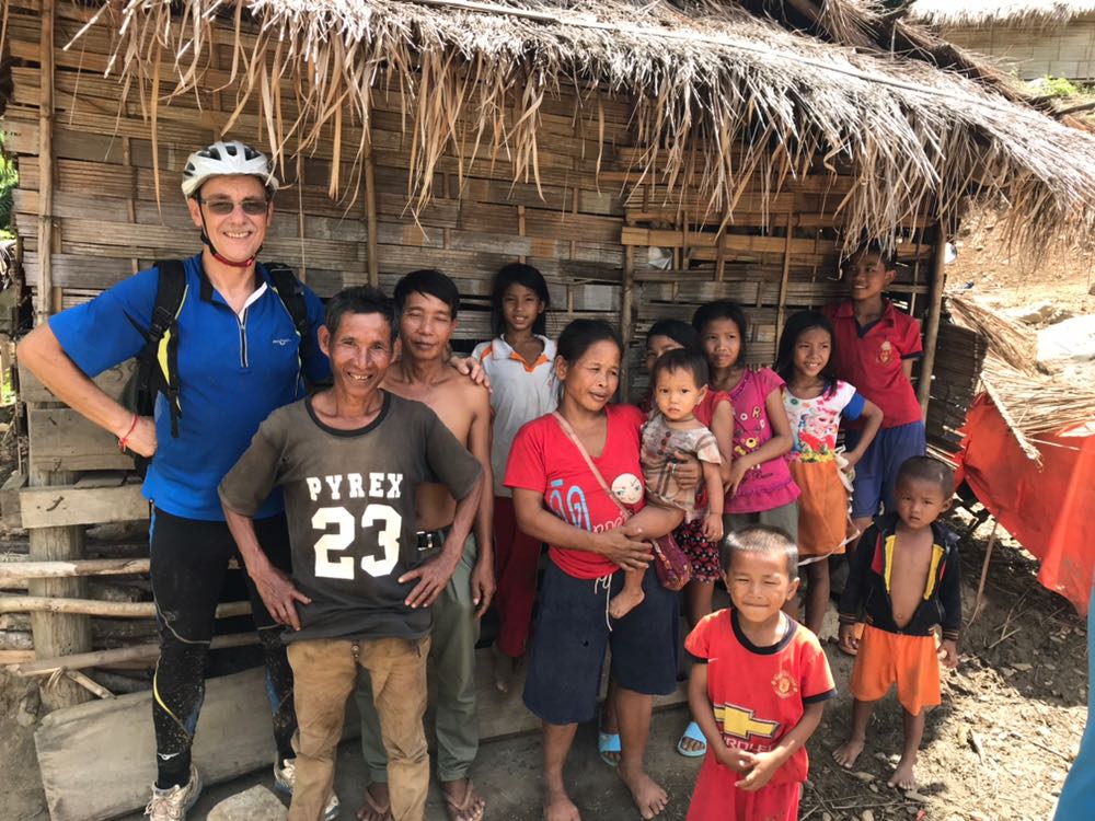 El costarricense Federico Rojas Chavarría con miembros de una comunidad de Laos.
