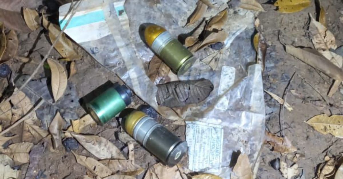 Se trata de dos granadas de alto explosivo, una de calibre M2-03 sin percutir y otra del mismo calibre de perdigones. (Fotografía suministrada por Edgar Chinchilla, corresponsal GN)