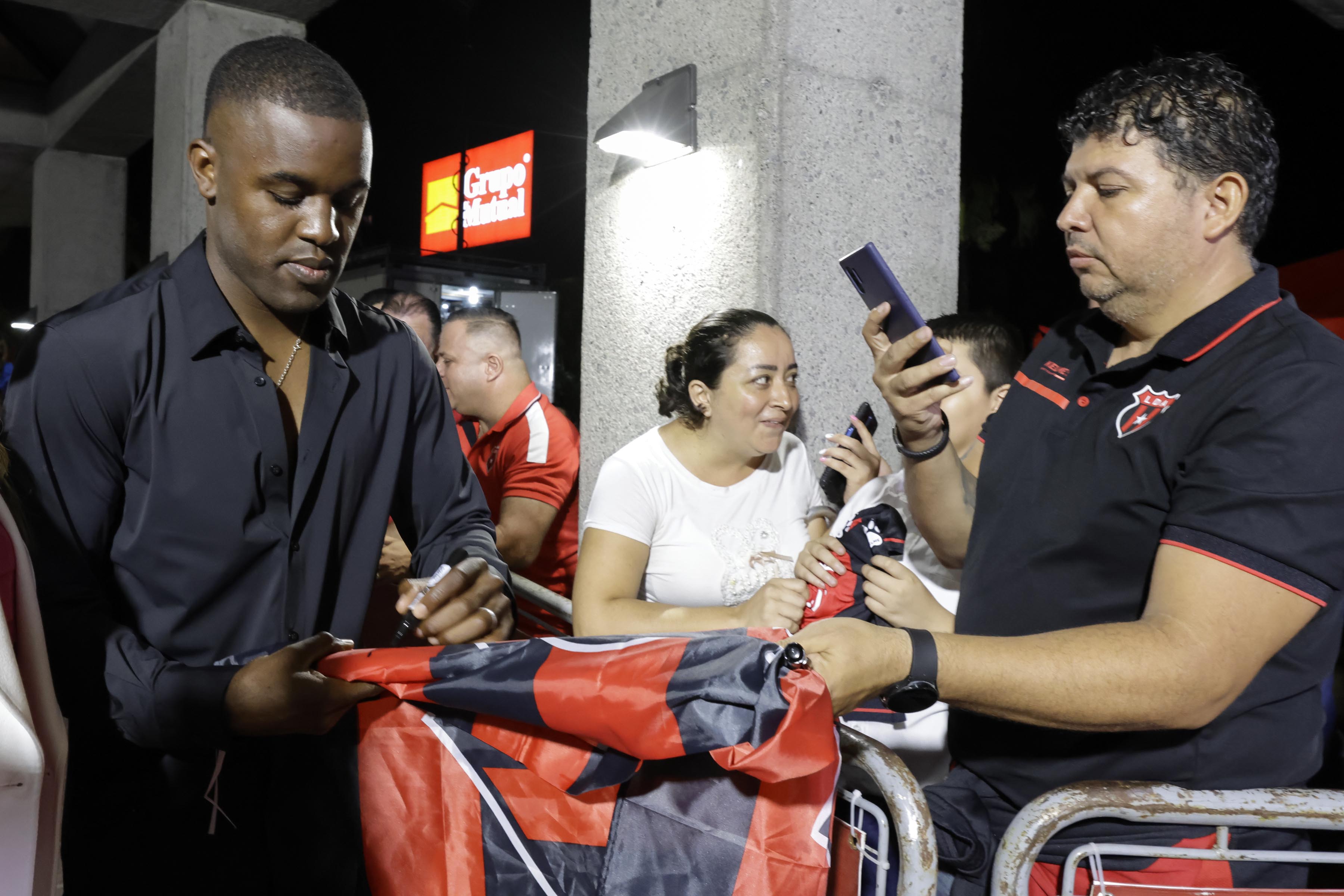 Joel Campbell llega a aportarle juego ofensivo a Liga Deportiva Alajuelense.