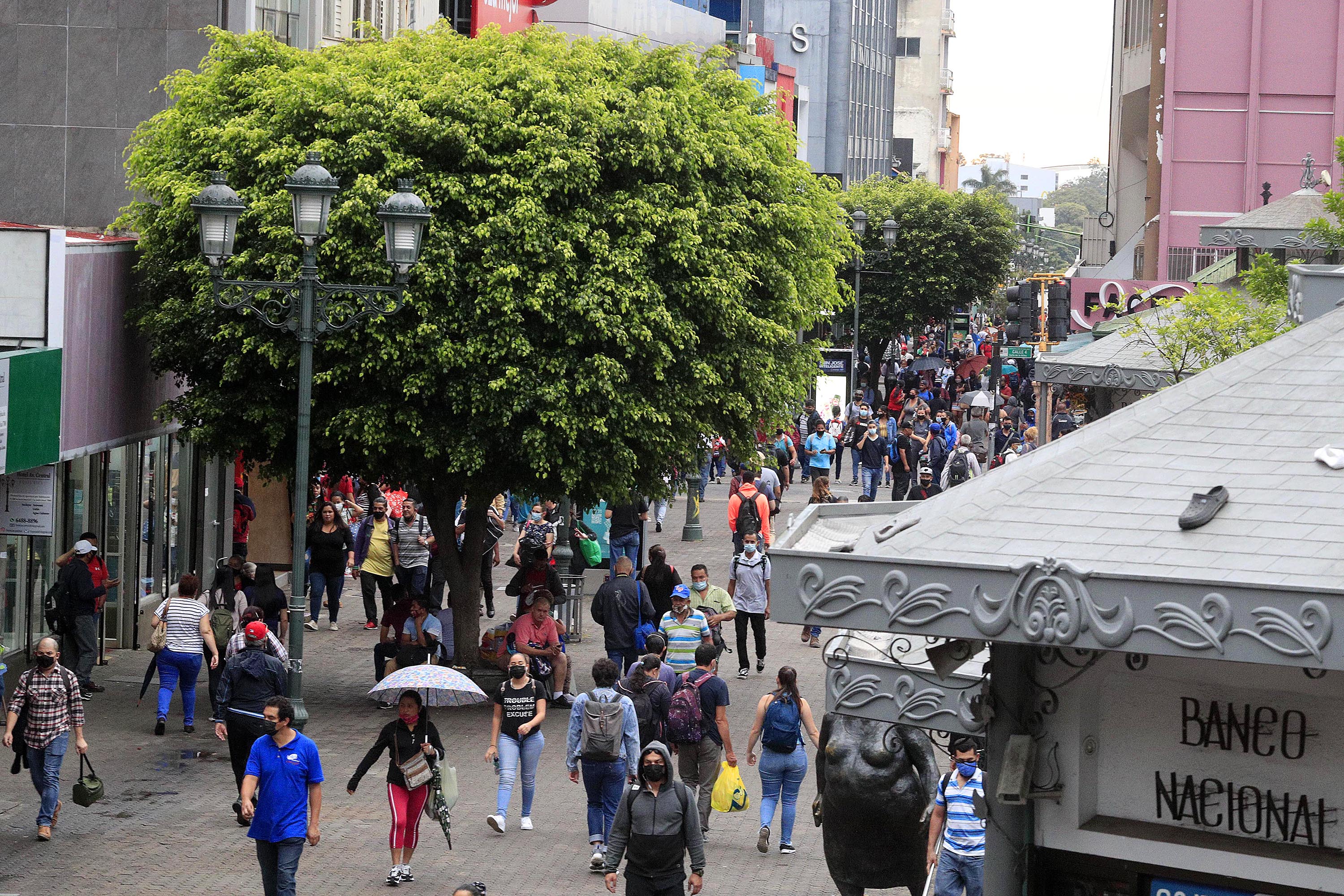 06/08/2021 San José. Gente caminando por el bulevar de la avenida central, la mayoría usando macarilla aunque algunas personas desobedecen las recomendaciones de su uso correcto, en momentos de amenenaza por la inminente llegada de la variable delta del virus SARS-COV-2, causante de la covid-19. Foto: Rafael Pacheco