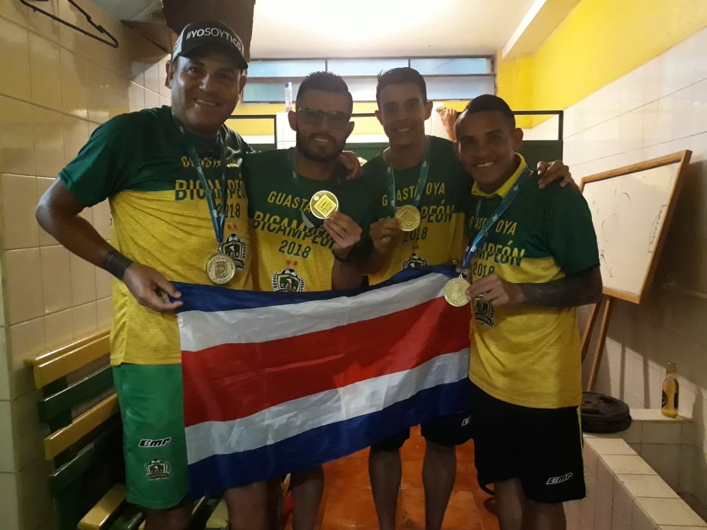 Aarón Navarro (centro), Jorge Gatgens y José Sánchez campeonizaron con el Guastatoya. Fotografía: Cortesía