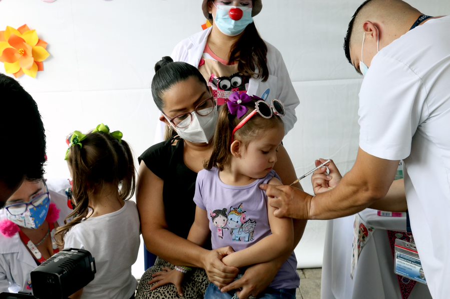 La CCSS empezó este lunes la vacunación en menores de 6 meses a 4 años.
Fotografía: CCSS
