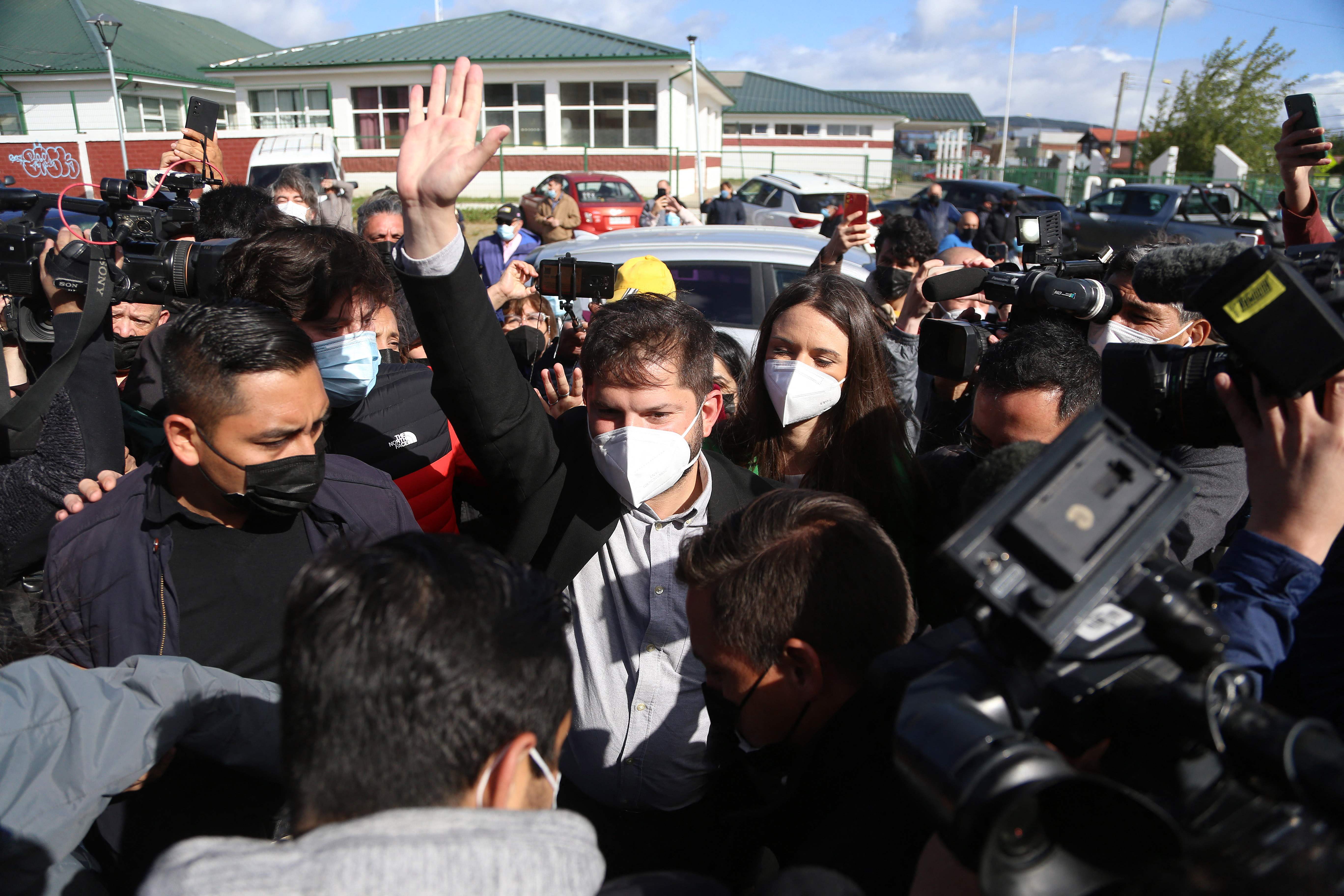 Chilean presidential candidate Gabriel Boric, from the Apruebo Dignidad party, arrives to a polling station to cast his vote during the runoff presidential election in Punta Arenas, southern Chile, on December 18, 2021. - Chile chooses Sunday between far-right and leftist candidates for a President to lead the country through a period of constitutional change amid a clamor for social reform. (Photo by CLAUDIO REYES / AFP)