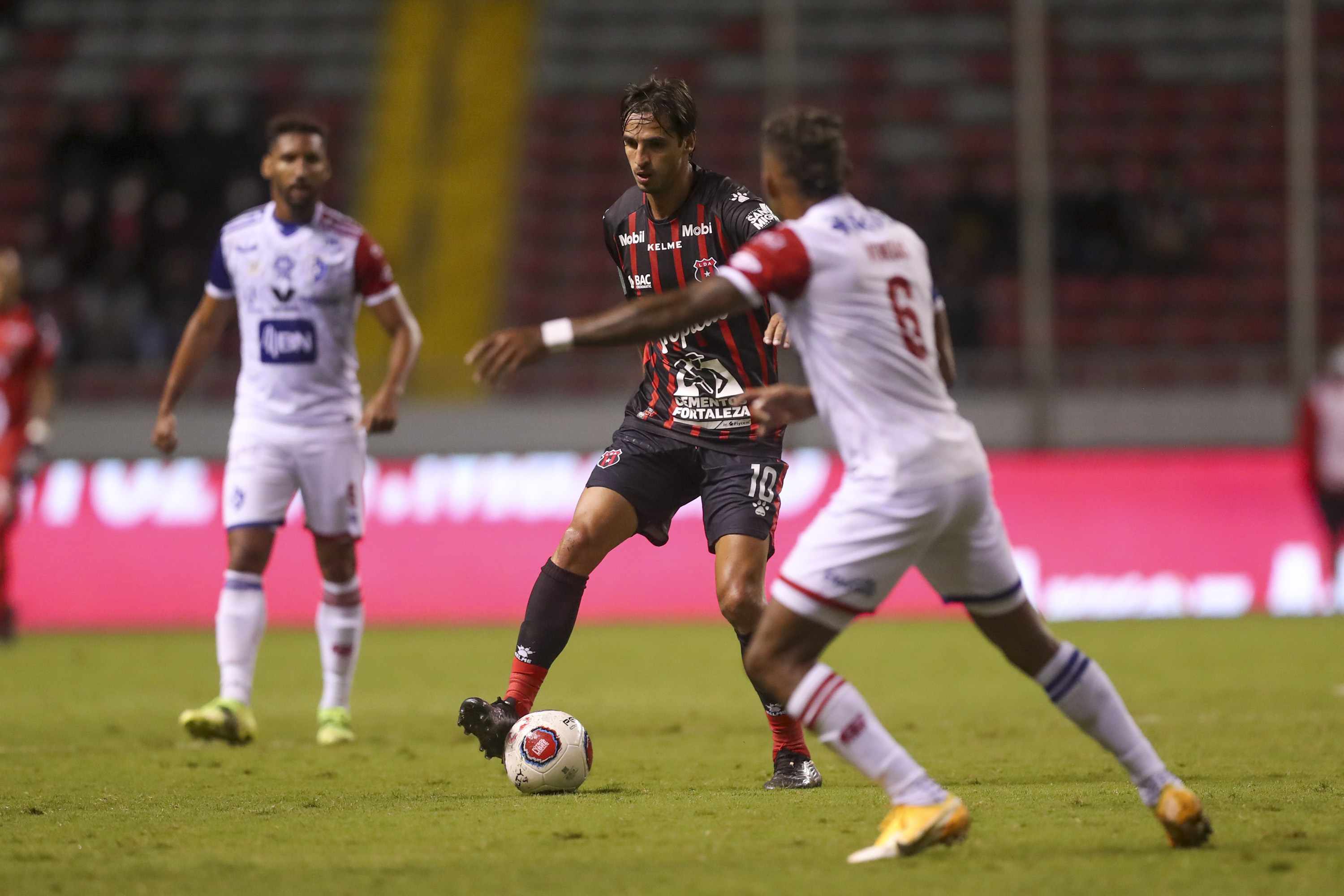 Alajuelense's big second half puts Cartagines on the ropes