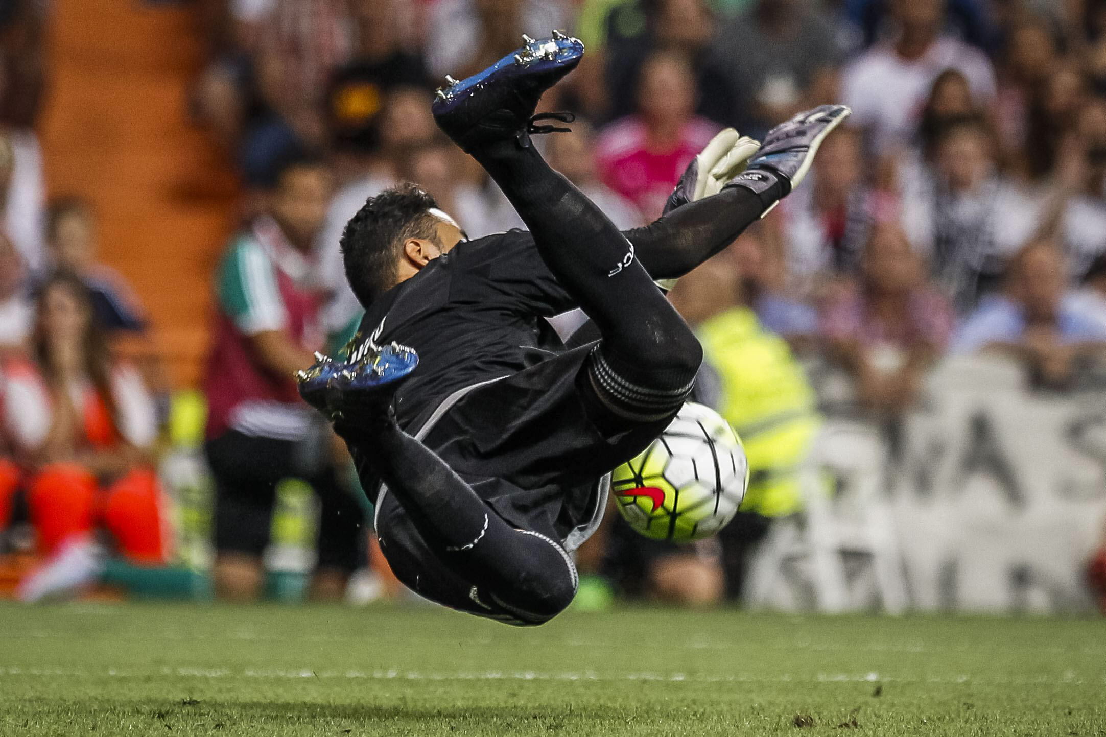 Momento en el que Keylor Navas detiene el penal lanzado por Rubén Castro.