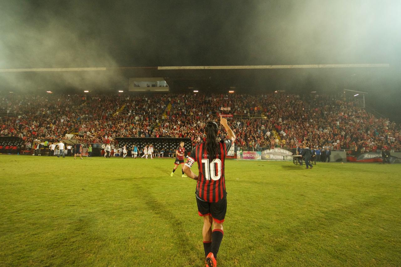 Shirley Cruz quería ver mucha gente en el estadio, pero nunca pensó que el estadio se llenaría y que hubo personas que no pudieron ingresar. Fotografía: Francisco González / Goles Manudos