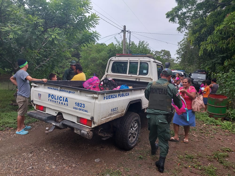 En Cuajiniquil de La Cruz usan los cajones de los pick up policiales para llevar sillas de ruedas y artículos para los niños. Foto: MSP