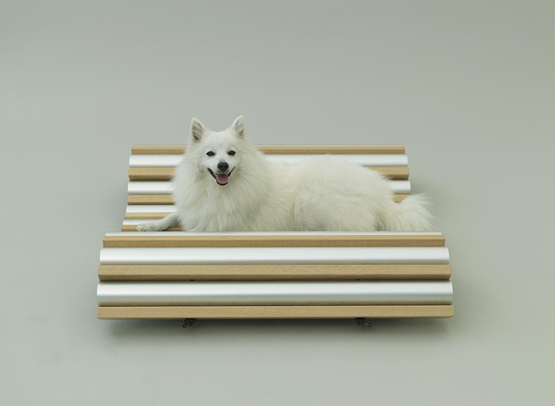 Este diseño consiste en una estructura en la que el perro puede acostarse especialmente cuando hace mucho calor. Se le puede colocar hielo a los tubos de aluminio lo cual genera un efecto de enfriamiento.