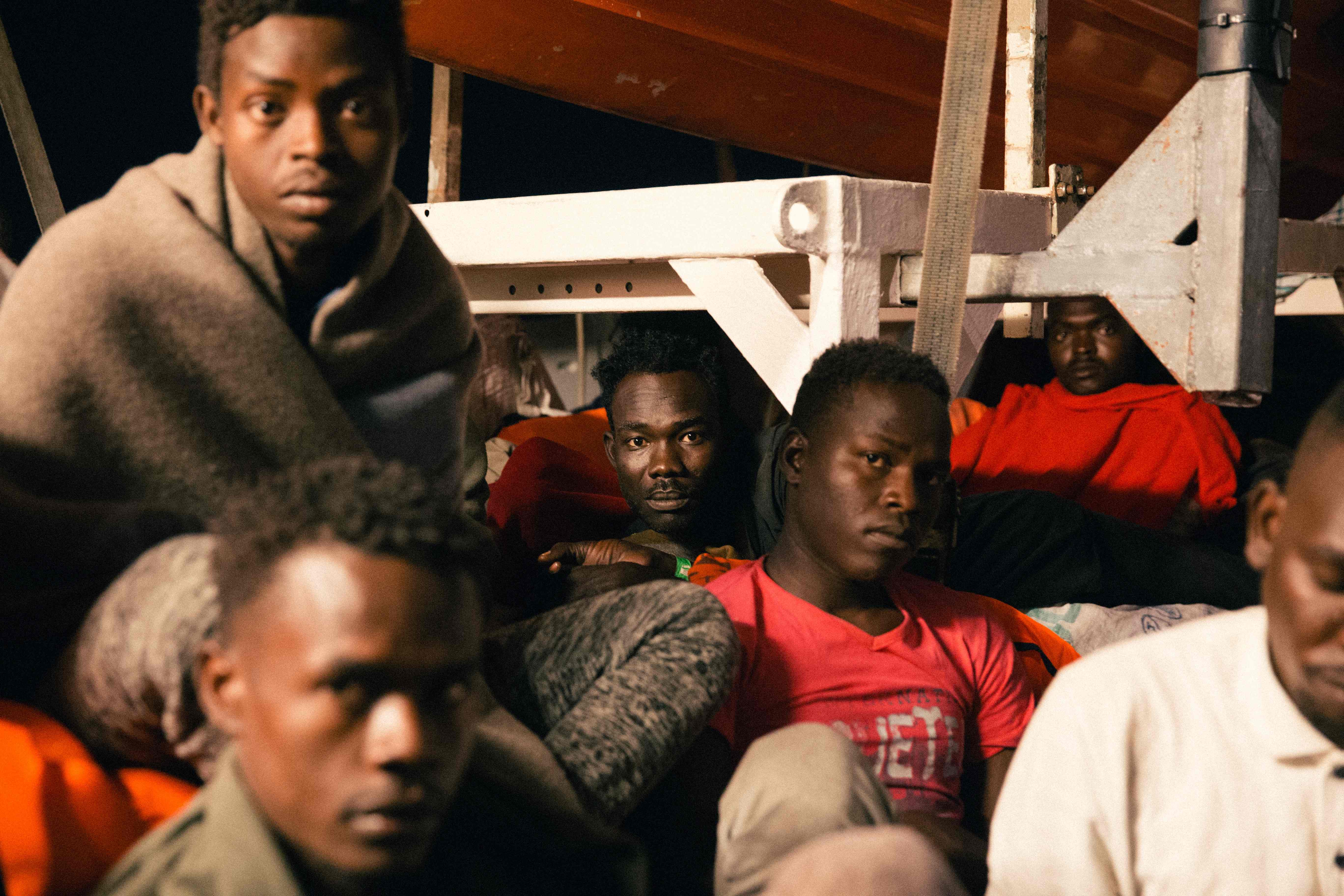 Migrantes descansan a bordo del barco 'Lifeline' en las costas de Malta. Foto: AFP