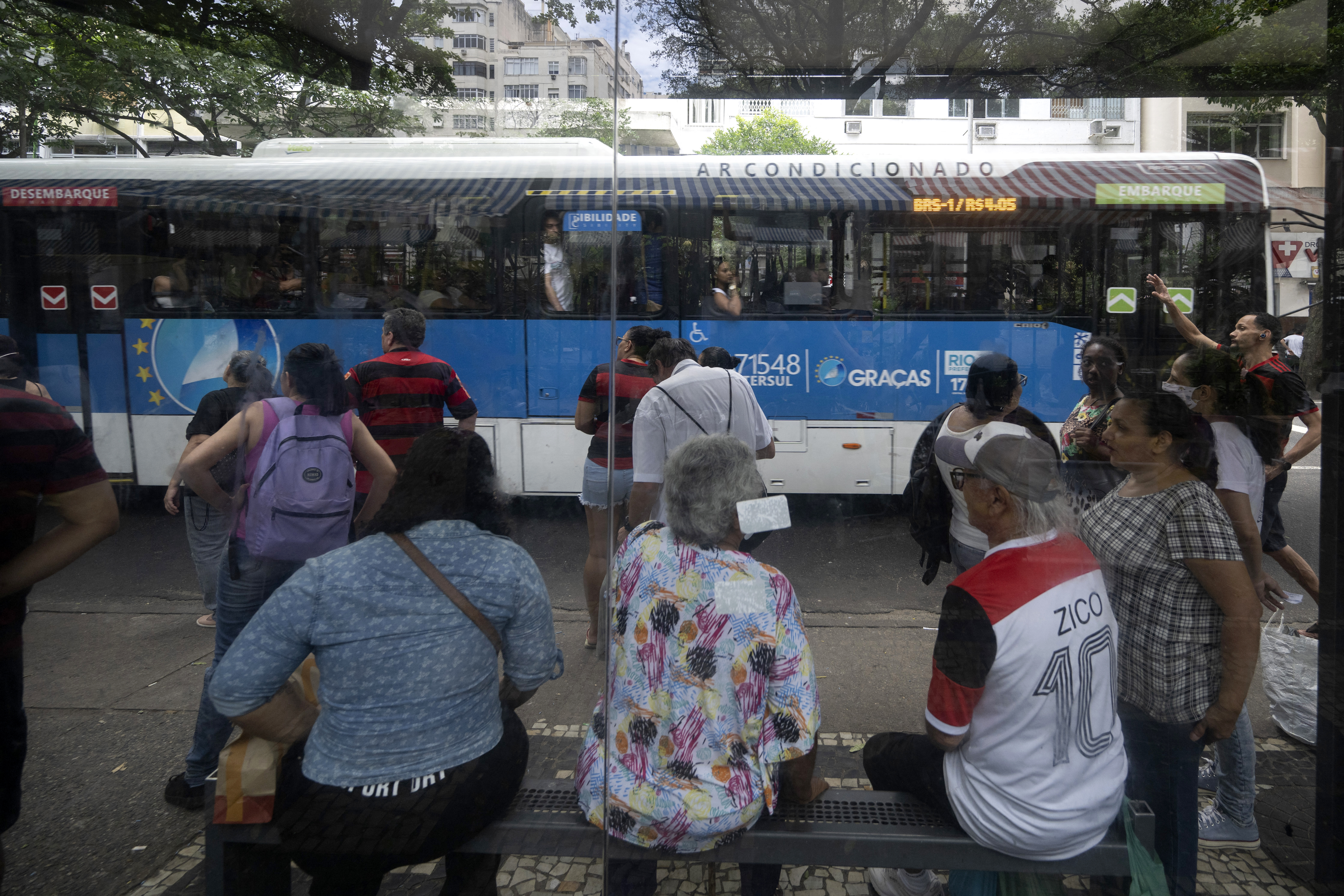 Operaciones de la Policía Federal de Carreteras (PRF) abordando vehículos para verificar el cumplimiento del código de tránsito estaban “atrasando la llegada de electores” a los centros de votación.