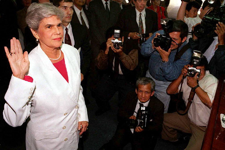Foto tomada en Ciudad de Guatemala el 28 de octubre de 1997 de la ex presidenta de Nicaragua Violeta Barrios de Chamorro cuando juramenta como diputada en el Parlamento Centroamericano (PARLACEN).