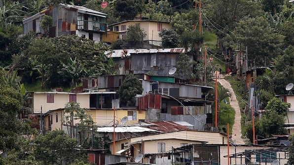 25-09-2014. Hora: 09:00 a.m. La organización TECHO - Costa Rica presentó el Catastro Nacional de Asentamientos en Condición de Pobreza, documento que -afirman- permite determinar la ubicación geográfica de los asentamientos y priorizar los problemas que se deben atender, en especial en los asentamientos que han sido históricamente invisibilizados. En la foto, el precario El Jazmín, ubicado en Alajuelita, tiene alrededor de 20 años de existencia y fue levantado por familias de distintos lugares de San José en un terreno privado abandonado. En este asentamiento, de unas 200 familias, los habitantes se abastecen de agua por medio de mangueras que se colocaron en una naciente en la montaña que no alcanza para todos en el día, por lo cual en las madrugadas algunos recolectan agua en estañones. La falta de una calle de acceso en buen estado, además, impide que el camión de la basura entre, por lo cual los vecinos tienen botaderos en varios sectores alrededor del precario.
Fotos: Mayela López