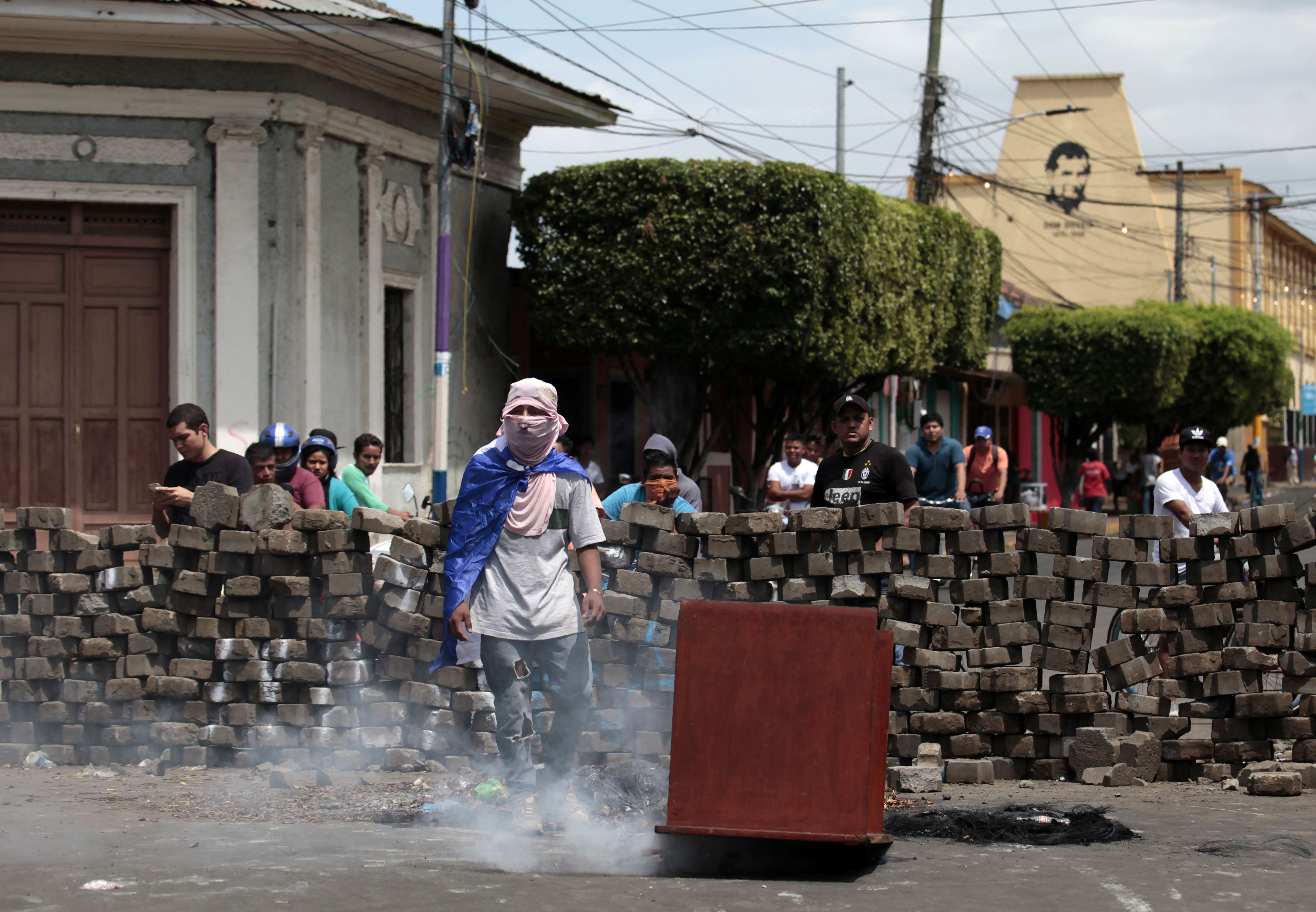 Decenas de manifestantes en Masaya se enfrentaron el sábado 12 de mayo a los agentes de la policía antidisturbios en las protestas que exigen justicia, democracia y la salida del presidente Daniel Ortega.