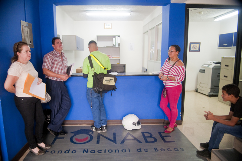 15junio2014 FONABE (Fondo Nacional de Becas) San José centro. /En lo que va del año, 68.000 becas para estudiantes pobres no se han asignado, debido a la lentitud de esta institución para la aprobación de los formularios de solicitud de ese beneficio./ EN LA FOTO: Bernal Solano (camisa de cuadros) es director del colegio Francisca Carrasco, en Cartago. Ana Yancy Valverde (Camisa de rayas), de Los Guido, tiene una niña con síndrome de down que recibe beca, pero a su hijo Brandon Sequeira (12 años) no le han aprobado el trámite (Camisa negra)./Juliana Barquero