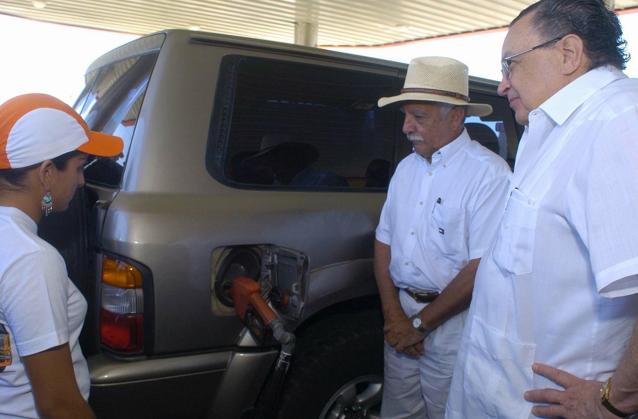 El 10 de febrero del 2006, en El Roble de Puntarenas, el entonces presidente, Abel Pacheco, y su ministro de Agricultura, Rodolfo Coto, inauguraron la primera estación de servicio que empezó a distribuir gasolina con etanol en la zona. Marcela Rojas llenó el tanque de un vehículo de Recope. Imagen / Archivo.