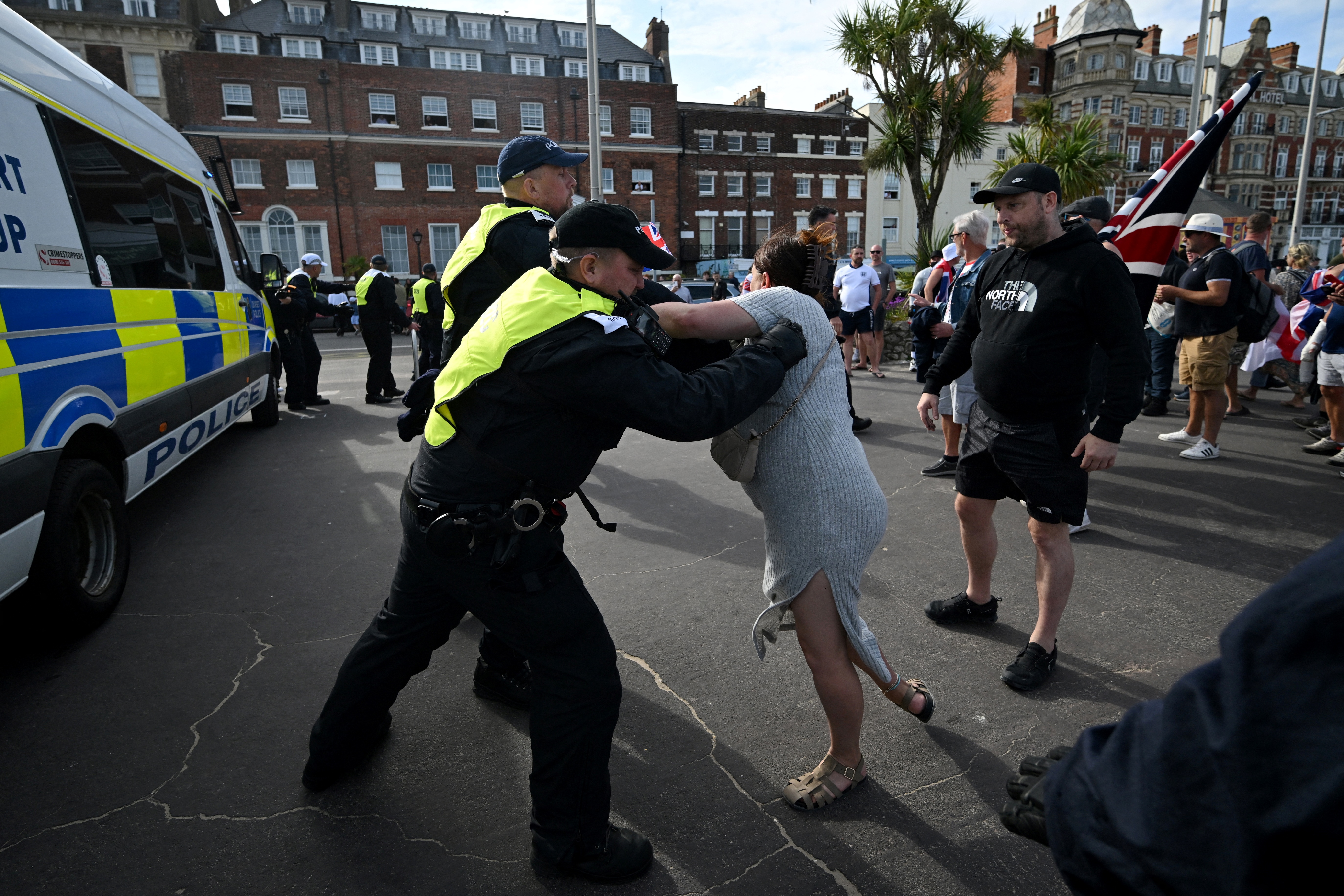 Los agentes de policía frenan a un manifestante durante una manifestación convocada por activistas de extrema derecha en Weymouth, en la costa suroeste de Inglaterra.
