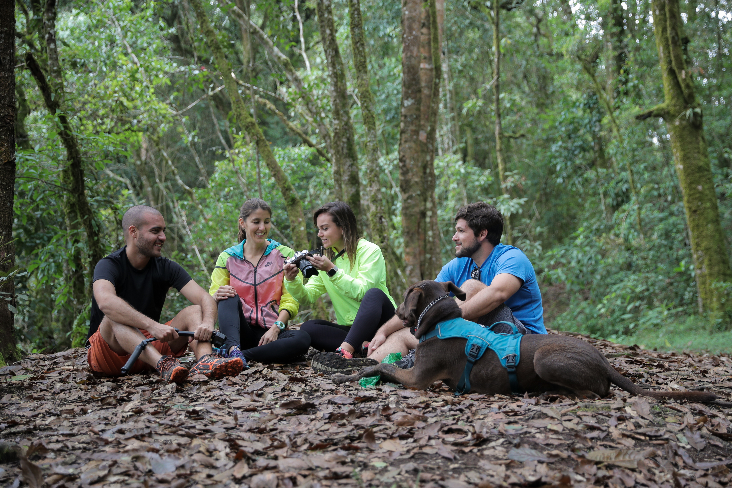 30/10/2017. Laguna Don Manuel, Santa Maria de Dota. Gira con la gente de la pagina web " Que Buen Lugar ". Ellos explorar destinos poco conocidos de Costa Rica y los dan a conocer en sus redes sociales con la intencion de motivar a la gente a viajar por el pais. El grupo lo conforma Gustavo Rodriguez (de negro), Gloriana Fernandez (jacket de colores), Karla Aguilar (jacket verde) y Alejandro Trejos (camiseta azul, jacket verde). foto jeffrey zamora