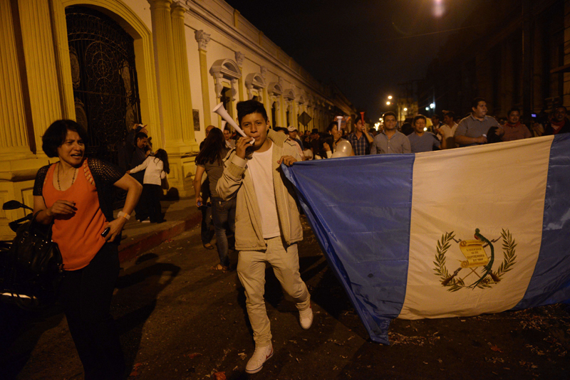 La renuncia de la vicepresideta Roxana Baldetti dio pie a celebraciones espontáneas de la gente en las calles de la Ciudad de Guatemala, el viernes en la noche. | AFP