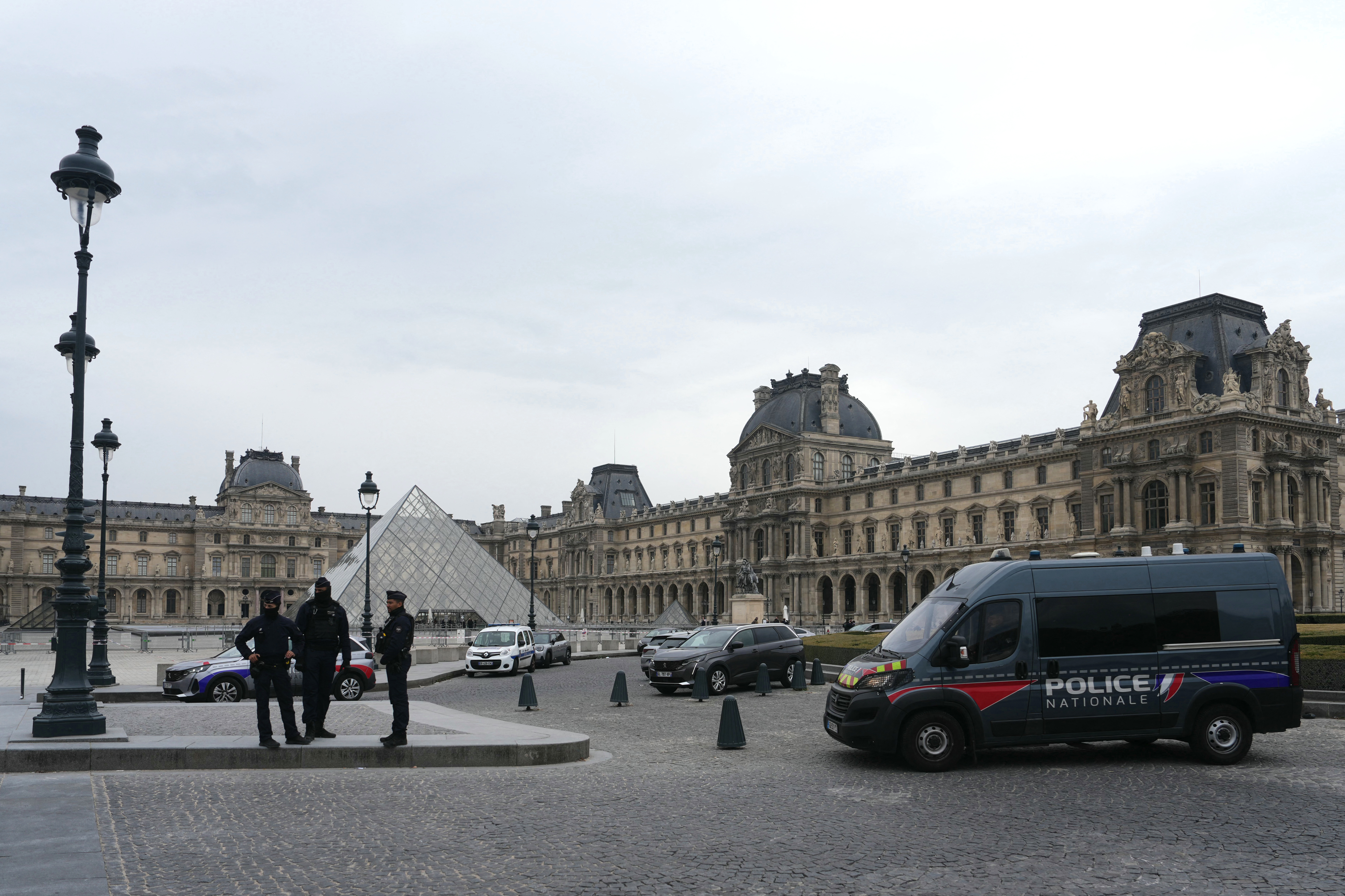Agentes de la policía francesa se sitúan frente al Museo del Louvre tras un robo, en París, el 19 de octubre de 2025. Los ladrones irrumpieron en el Louvre y huyeron con joyas la mañana del 19 de octubre de 2025, dijo una fuente cercana al caso, añadiendo que su valor aún estaba siendo evaluado.