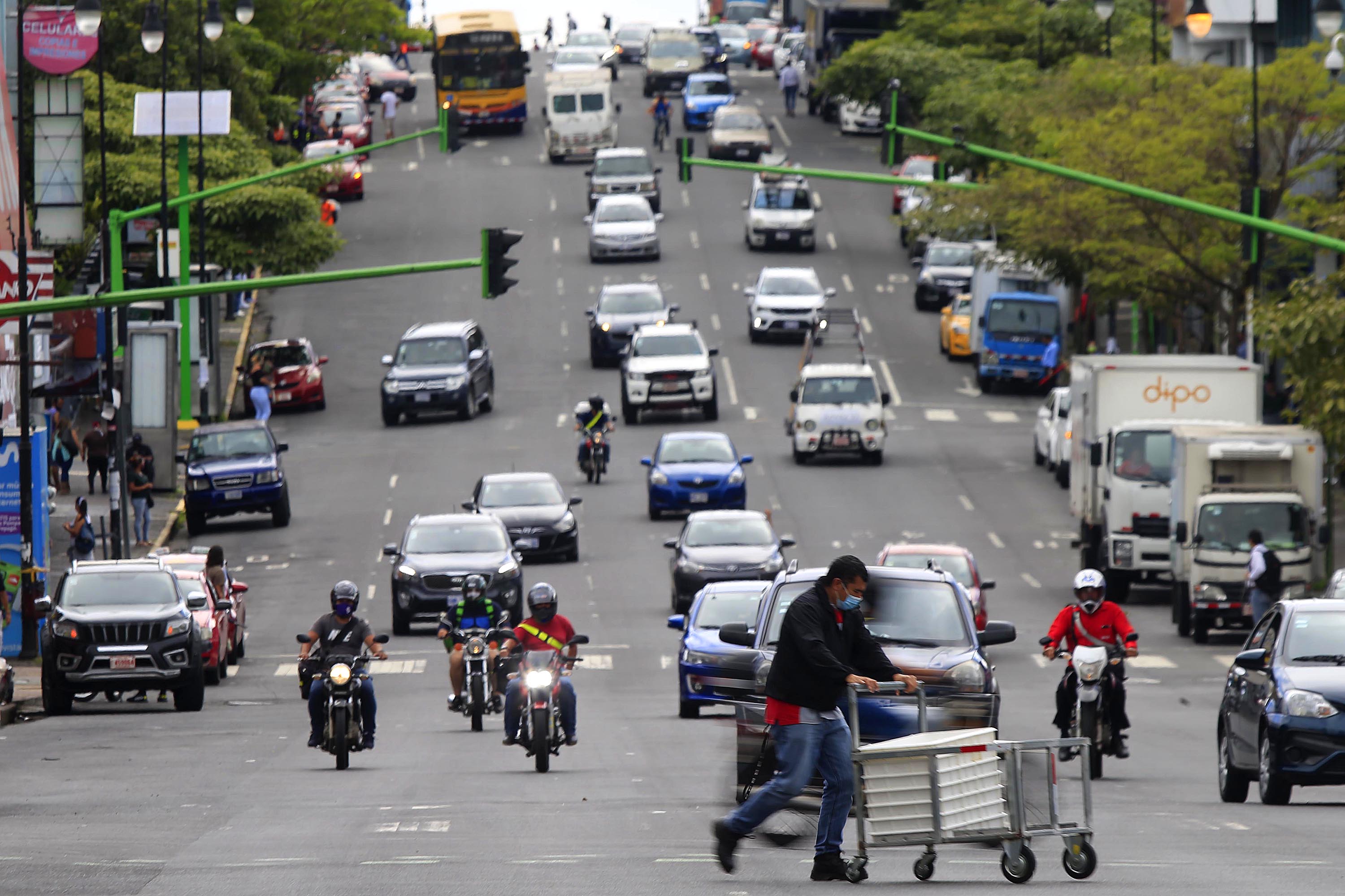 10/07/2020 San José. Así lucía la Avenida Segunda, este viernes a la 1:25 p.m., al tiempo que las autoridades de gobierno anunciaban las medidas de restricción vehicular para la Gran Area Metropolitana para los próximos días. Con las restriccciones a la criculación y al comercio, por los próximos nueve días, se pretende recuperar el rastro del nuevo coronavirus que causa la mortal enfermedad covid-19. Foto: Rafael Pacheco