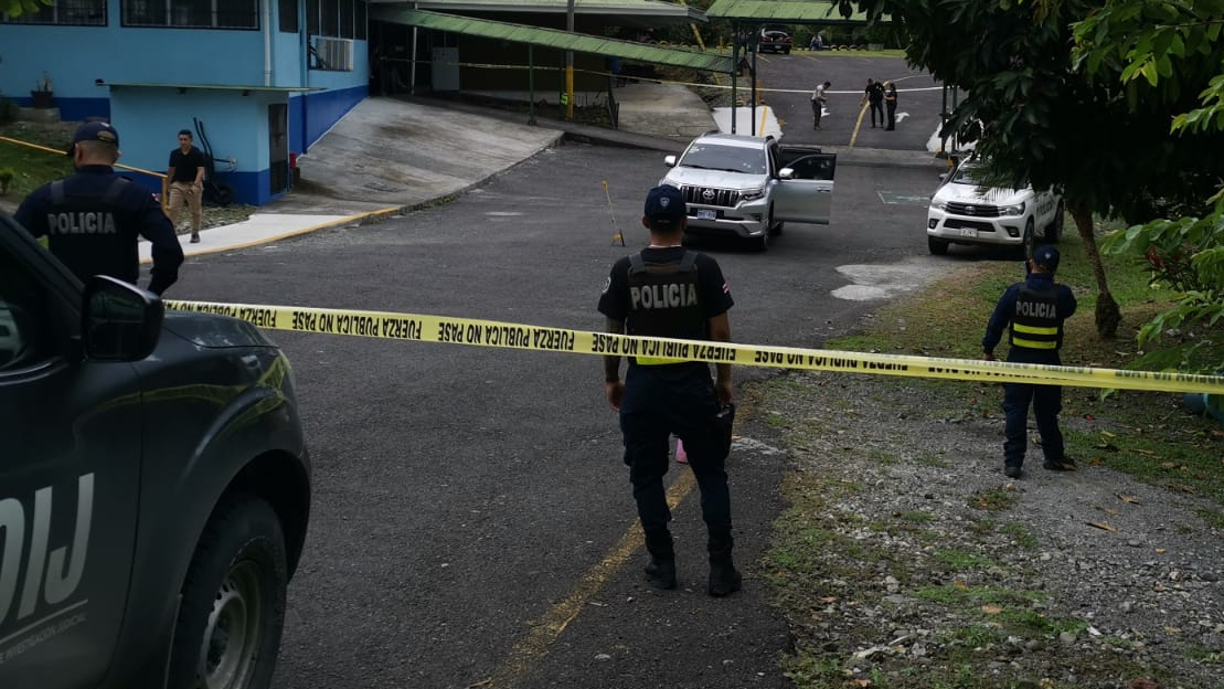 Un hombre de apellidos Dobrosky Rojas, de 38 años, fue asesinado a balazos frente al colegio María Inmaculada en Limón. Foto: MSP