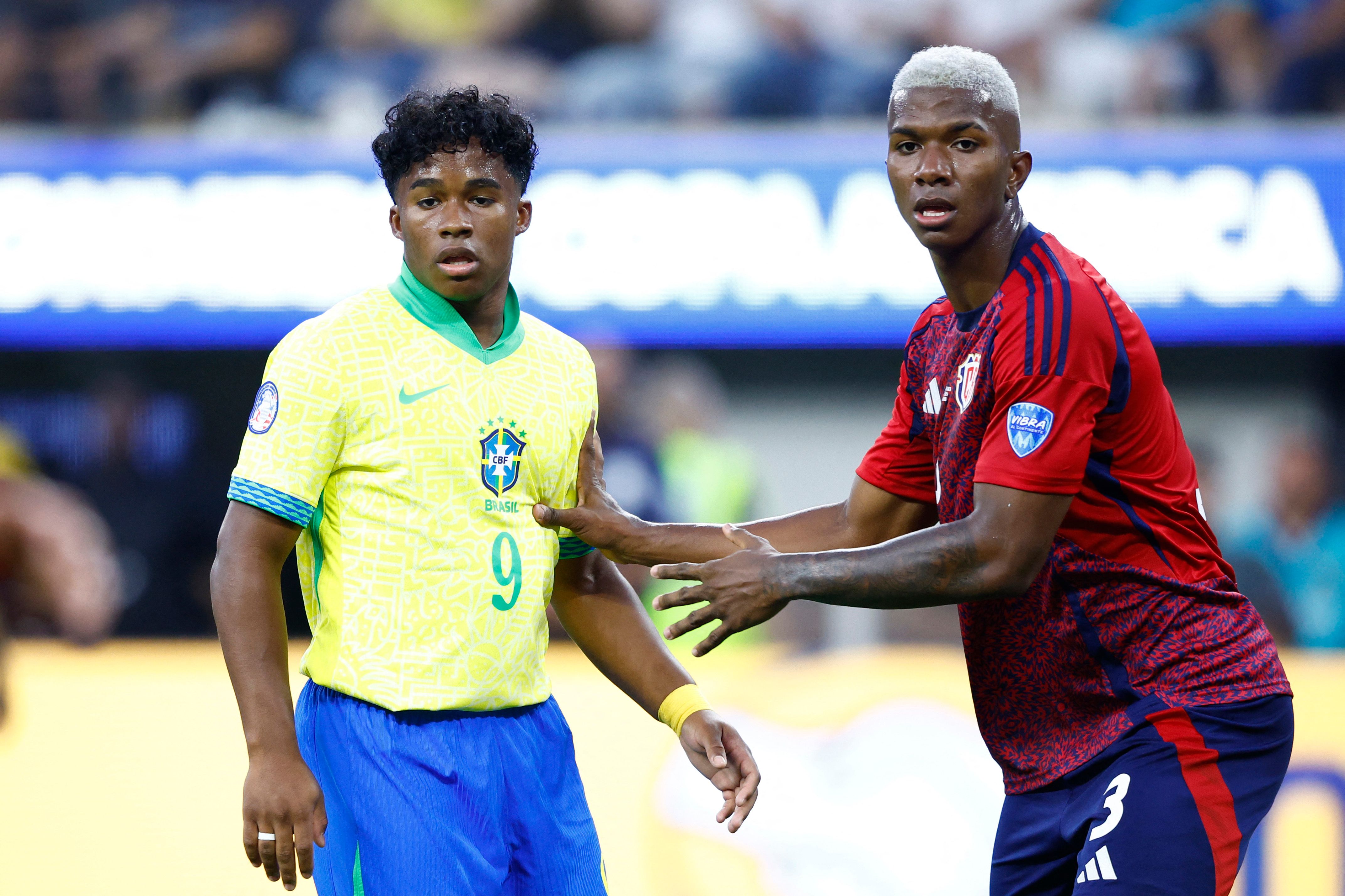 INGLEWOOD, CALIFORNIA - JUNE 24: Endrick of Brazil and Jeyland Mitchell of Costa Rica gesture during the CONMEBOL Copa America 2024 Group D match between Brazil and Costa Rica at SoFi Stadium on June 24, 2024 in Inglewood, California. Ronald Martinez/Getty Images/AFP (Photo by RONALD MARTINEZ / GETTY IMAGES NORTH AMERICA / Getty Images via AFP)
