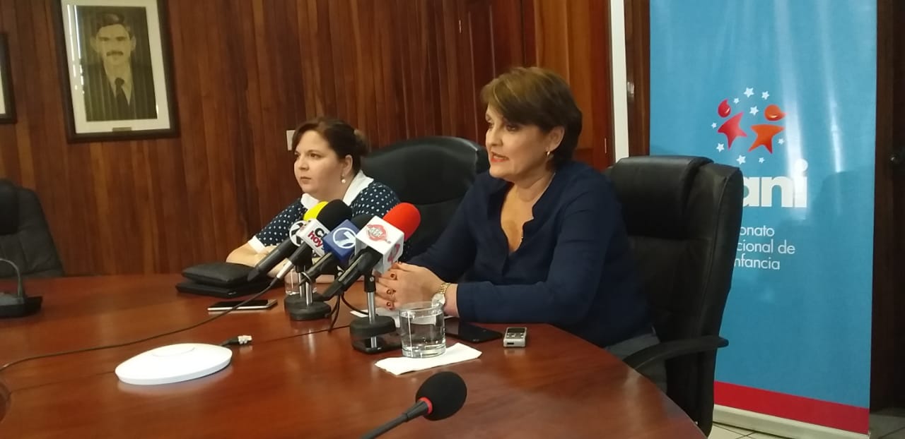 Patricia Vega, presidenta Ejecutiva del PANI, y Patricia Hernández, gerente técnica de la institución durante la conferencia de prensa. Juan Diego Córdoba LN.