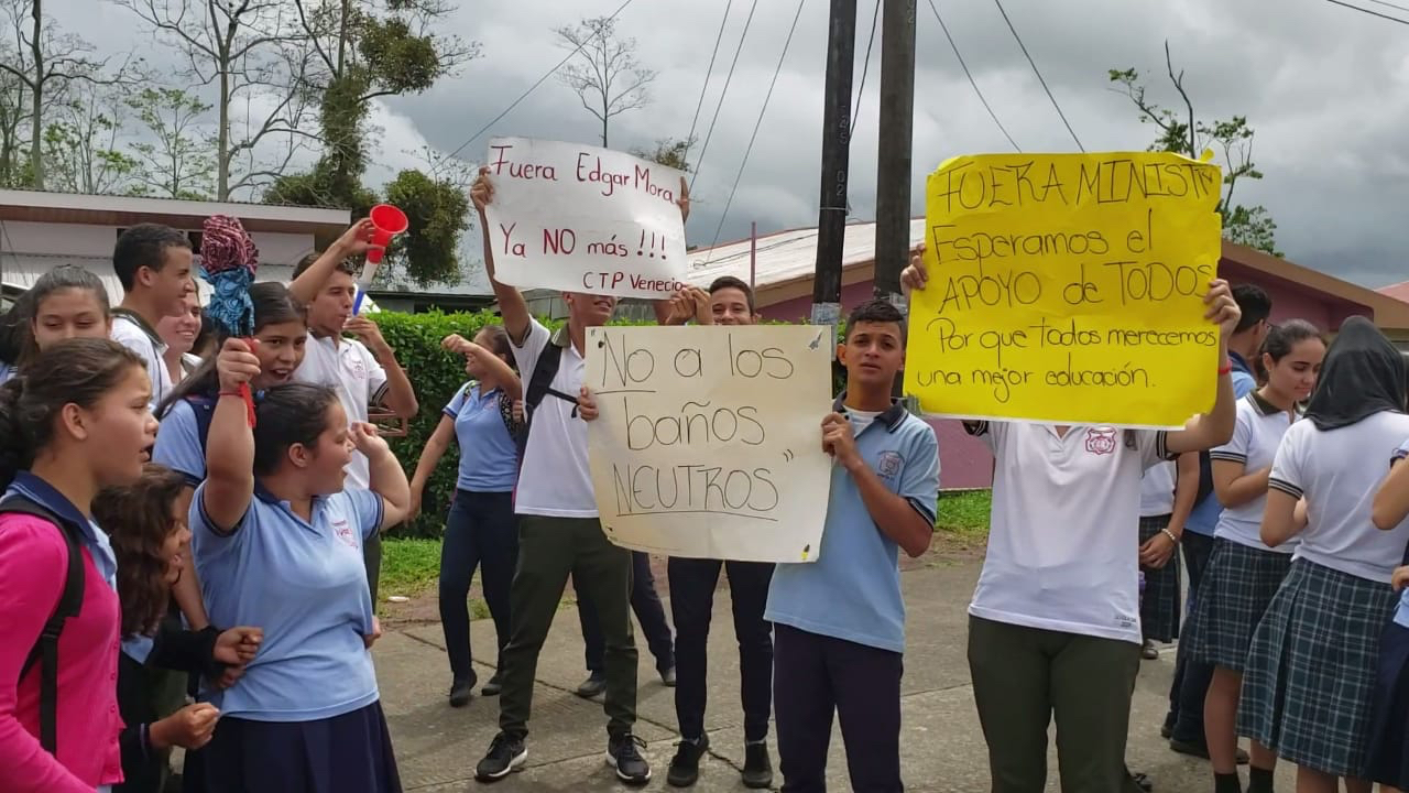 27/06/2019. Con información falsa, una campaña impulsada desde redes sociales incitó a estudiantes de todo el país a abandonar aulas y cerrar calles.
El principal llamado que se hace desde páginas de Facebook y por WhatsApp es oponerse a los actos cívicos de celebración del Día Internacional del Orgullo LGTB, que supuestamente ha promovido el Ministerio de Educación Pública (MEP) para este viernes.
El mensaje fue difundido pese a reiteradas informaciones del MEP de que en ningún momento han promovido esta celebración. Este viernes los estudiantes de escuelas y colegios públicos tienen prevista su salida a vacaciones de medio año. En la foto estudiantes del Colegio Técnico Profesional CTP en Venecia de San Carlos.
Foto Edgar Chinchilla