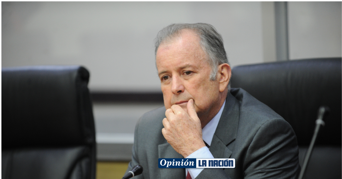 Retrato de Ottón Solís, economista y columnista de La Nación de Costa Rica.