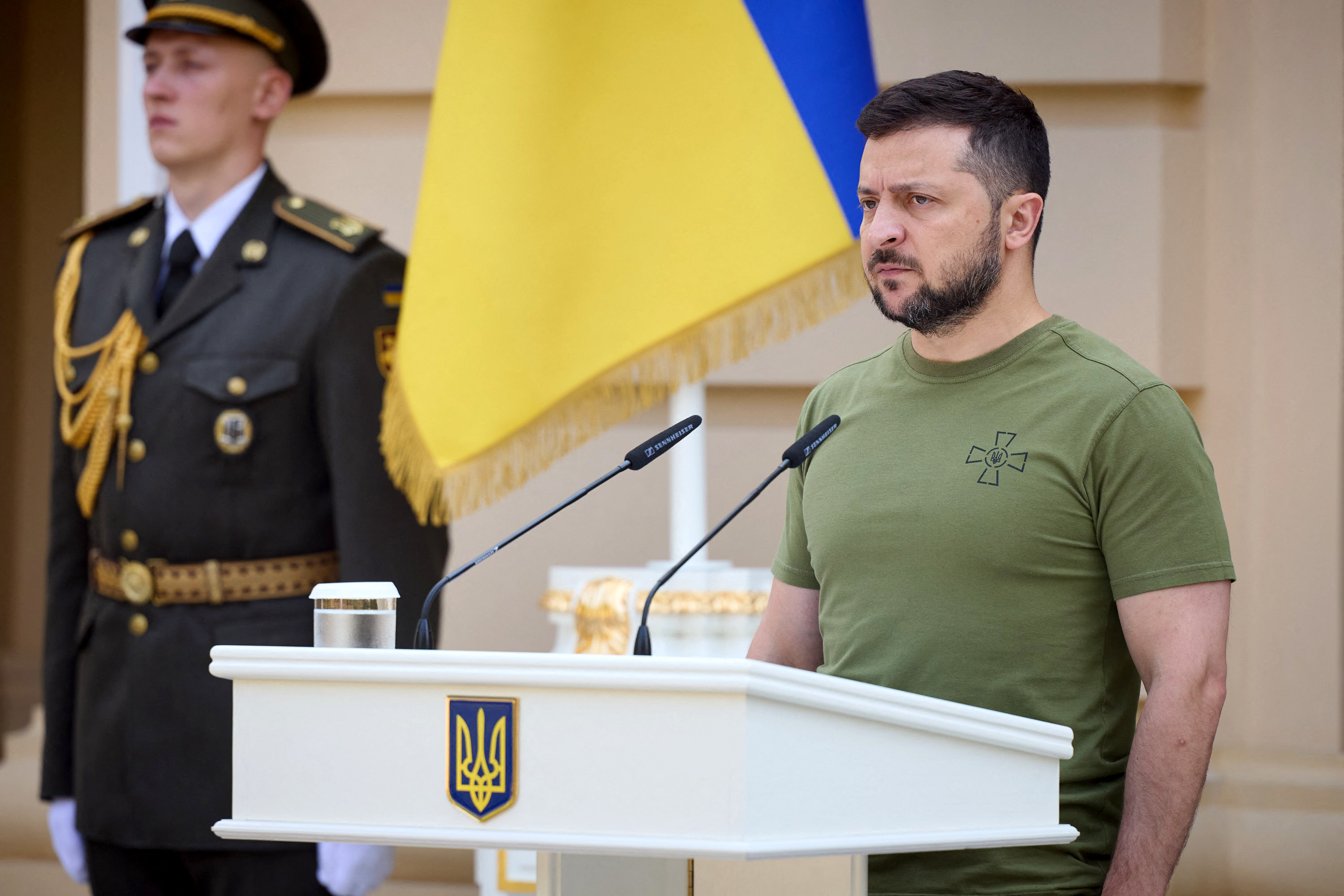 This handout picture taken and released by Ukrainian Presidential Press-service shows the President Volodymyr Zelensky taking part in the ceremony of presenting orders and the other state awards to the servicemen and to the members of the families of fallen soldiers in Kyiv on August 7, 2022, on the occasion of the of the Air Force of Ukraine Day. (Photo by UKRAINIAN PRESIDENTIAL PRESS SERVICE / AFP)