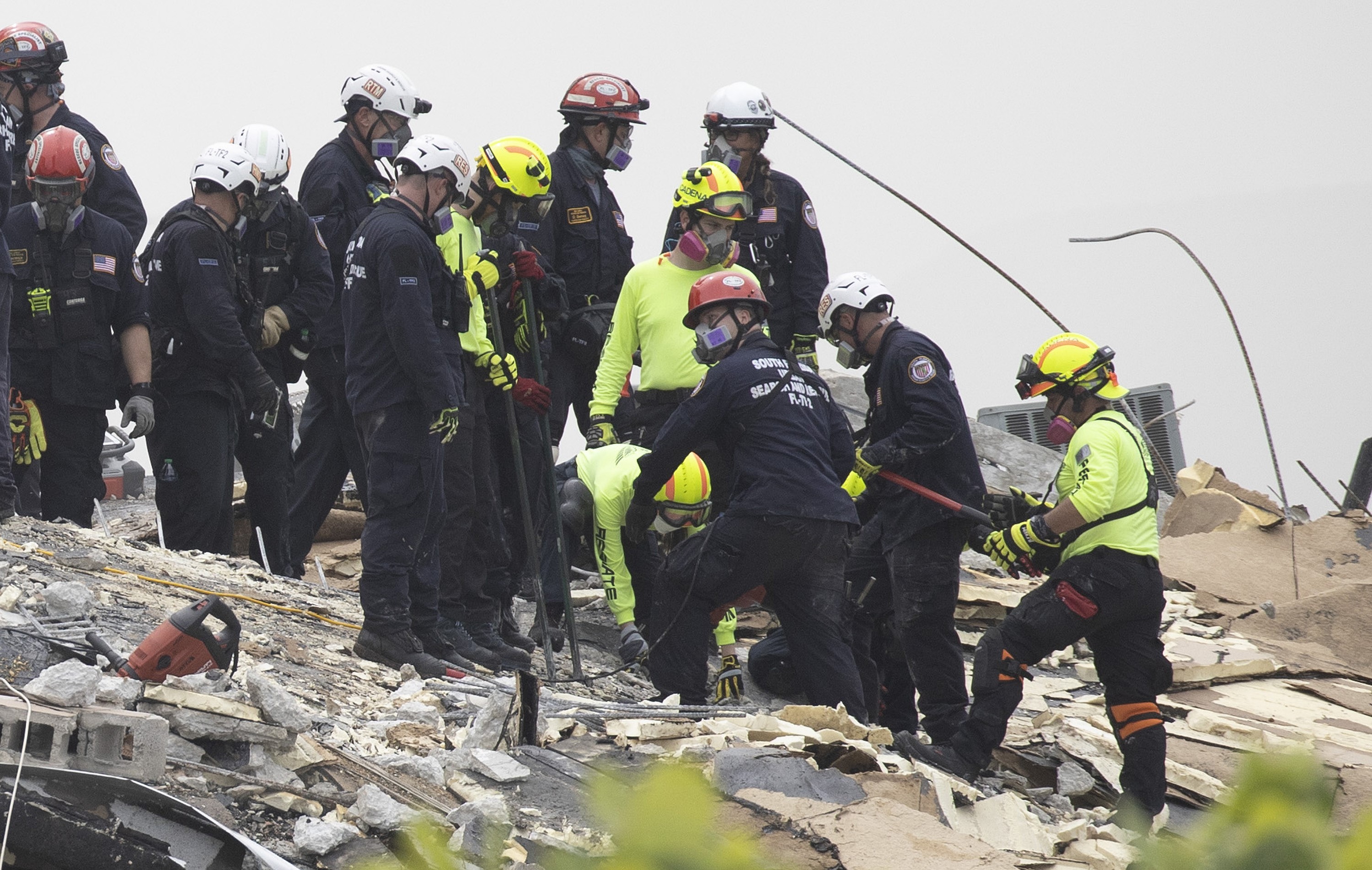 SURFSIDE, FLORIDA - JUNE 25: Members of the South Florida Urban Search and Rescue team look for possible survivors in the partially collapsed 12-story Champlain Towers South condo building on June 25, 2021 in Surfside, Florida. Over one hundred people are being reported as missing as search-and-rescue effort continues with rescue crews from across Miami-Dade and Broward counties. Joe Raedle/Getty Images/AFP
== FOR NEWSPAPERS, INTERNET, TELCOS & TELEVISION USE ONLY ==
