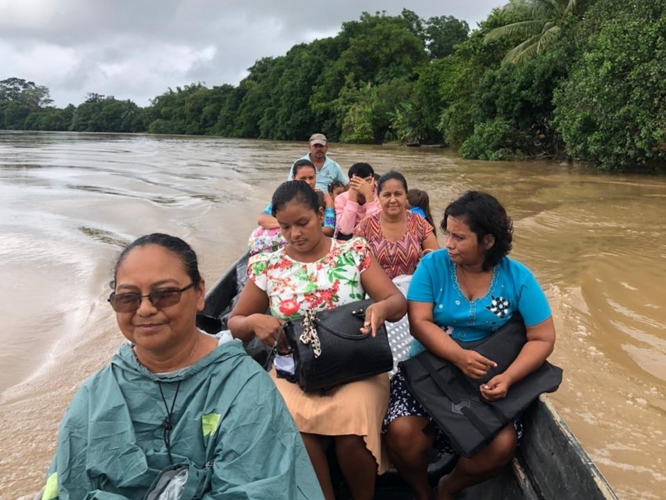 Este jueves comenzó la evacuación de las comunidades en mayor riesgo. En delta Colorado, Sarapiquí, se movilizaron muchas familias en lanchas. Foto: Cortesía CNE.