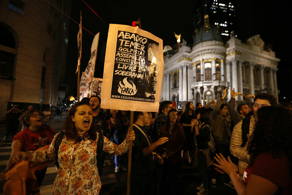 Manifestantes en Río de Janeiro, Brasil, mostraron su apoyo a la anterior presidenta Dilma Rousseff y rechazaron el plan de gobierno presentado por el presidente interino Michell Temer. | EFE.