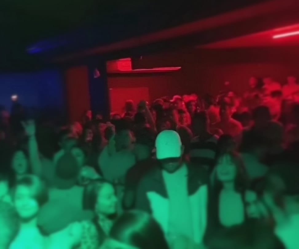 Mientras unos se juegan la vida en los hospitales, otros ignoran la pandemia en eventos masivos. Foto: cortesía para LN.