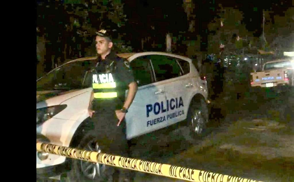 Un sujeto que llegó armado con una pistola asesinó a dos hermanos cuando se encontraban frente a un bar.
El doble crimen se produjo en la comunidad de Cerere en el Valle La Estrella, Limón, informaron el Organismo de Investigación Judicial (OIJ) y la Cruz Roja Costarricense. Foto Raúl Cascante.