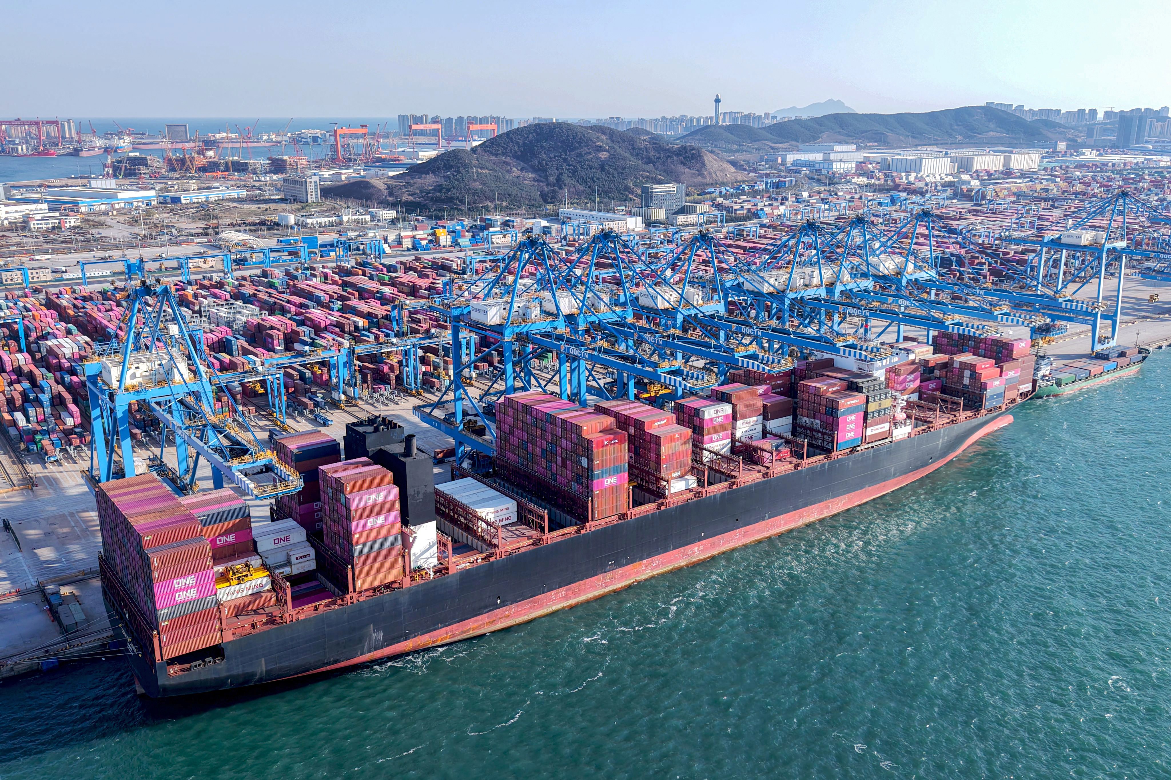 Grúas descargando contenedores en el puerto de Qingdao, en la provincia oriental china de Shandong, el pasado 2 de abril. Fotografía: