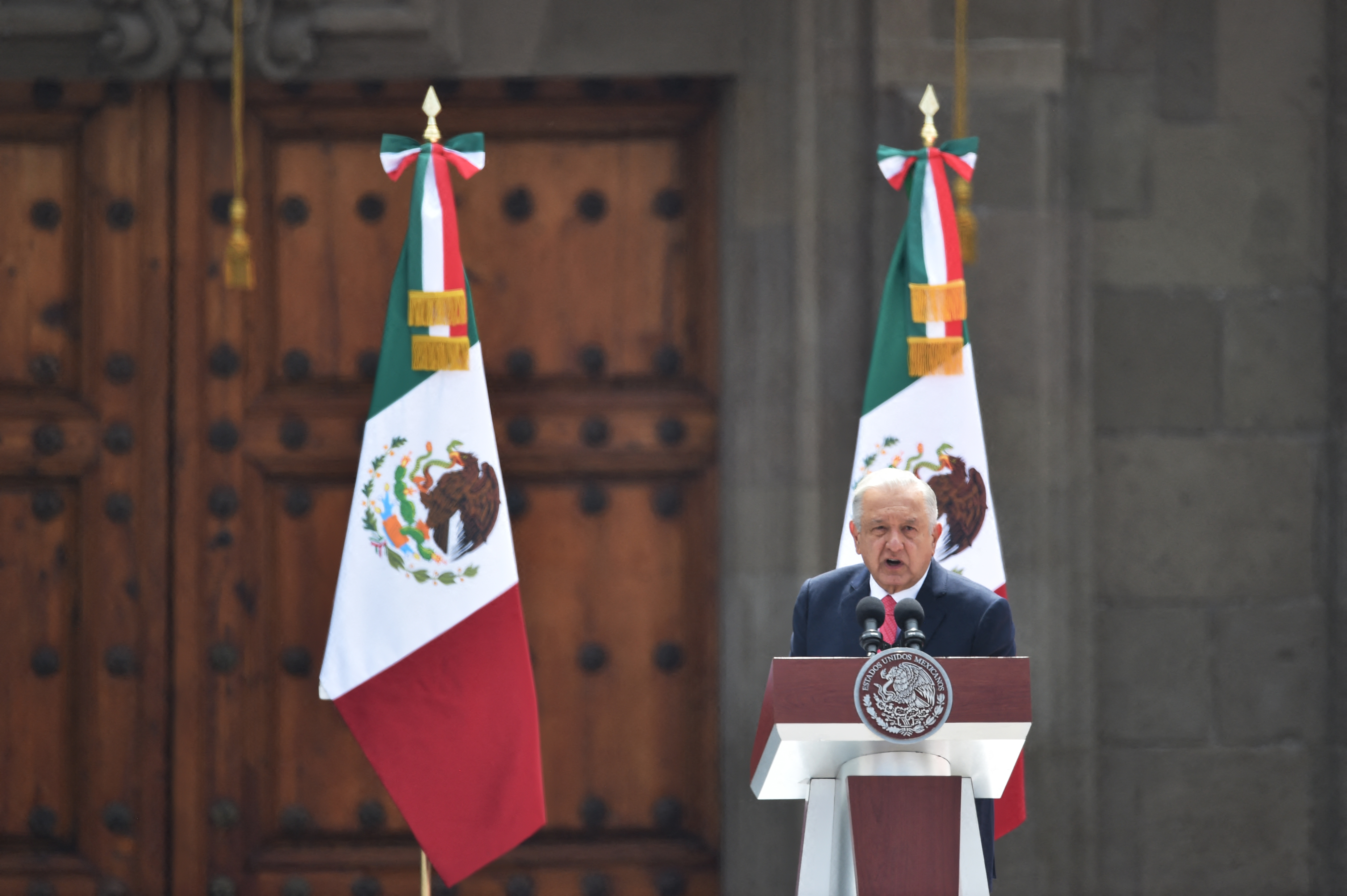 Andres Manuel Lopez Obrador entrega el poder a Sheinbaum tras su último informe, dejando una reforma judicial y supermayorías parlamentarias que generan preocupación.