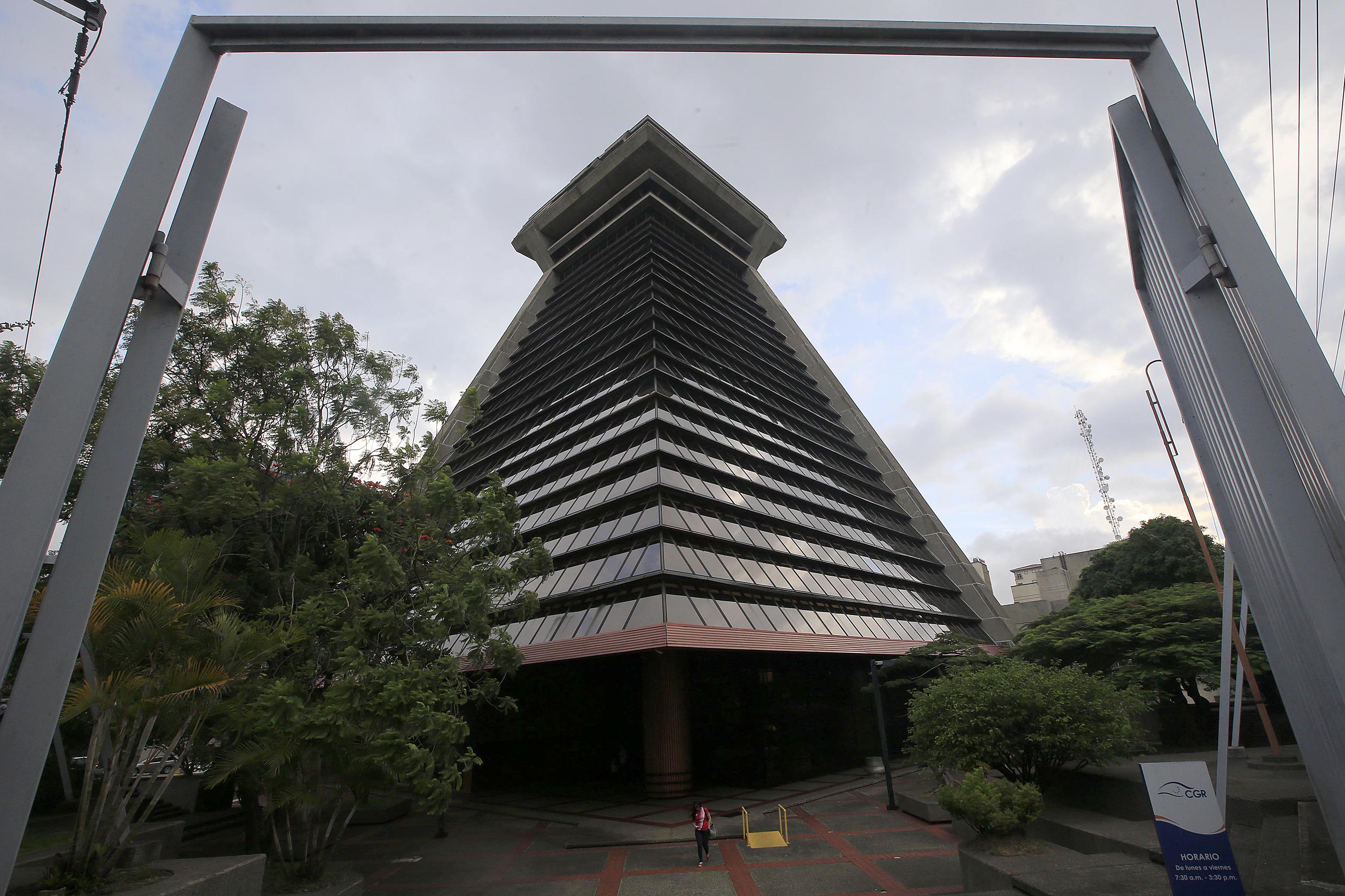 Comparación entre el 'Proyecto de ley jaguar para impulsar el desarrollo de Costa Rica' y la Ley Orgánica de la Contraloría General de la República. Foto: Rafael Pacheco Granados.