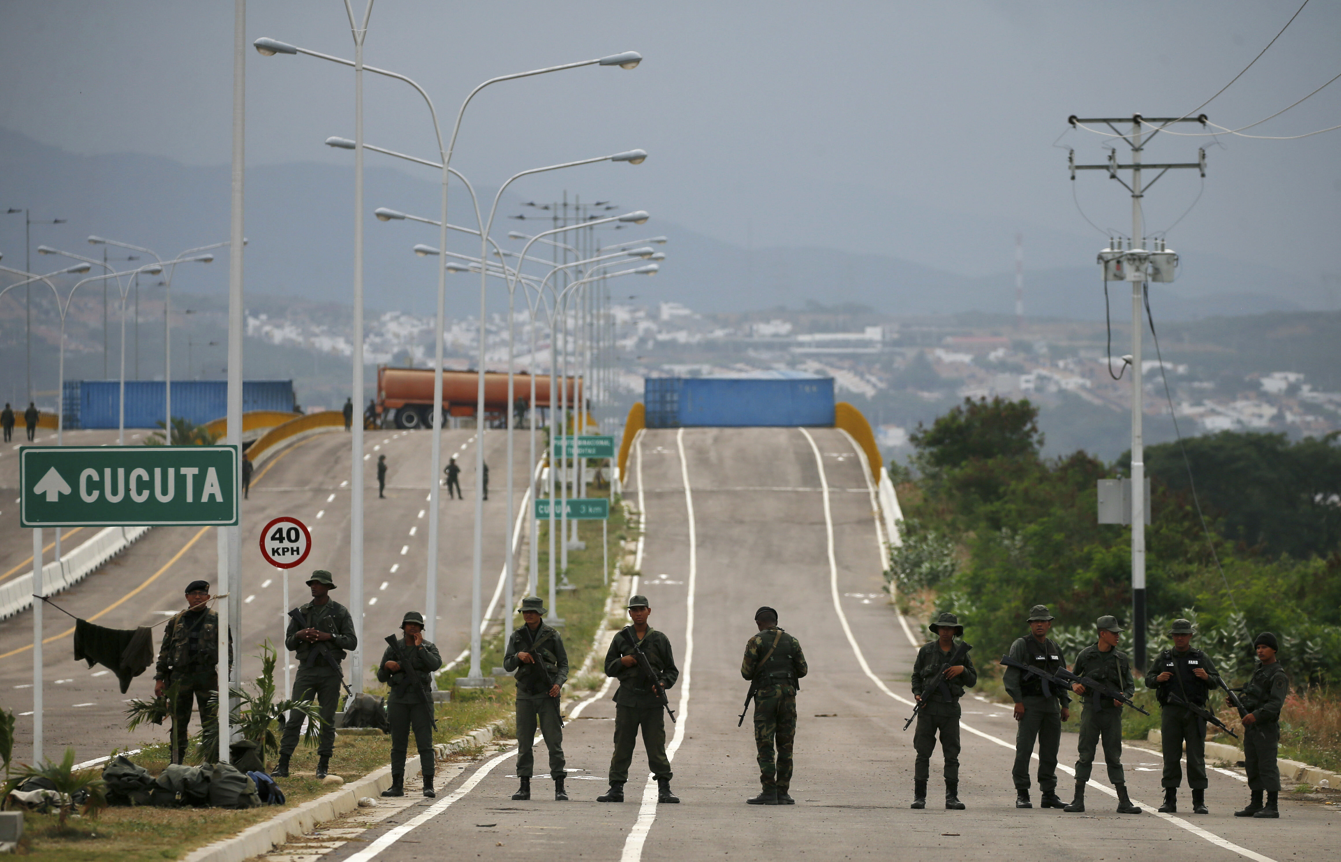 Soldados del Ejército Bolivariano de Venezuela montan guardia en el Puente Internacional Tienditas que une Colombia y Venezuela, cerca de Urena, el viernes 8 de febrero del 2019. Foto: AP