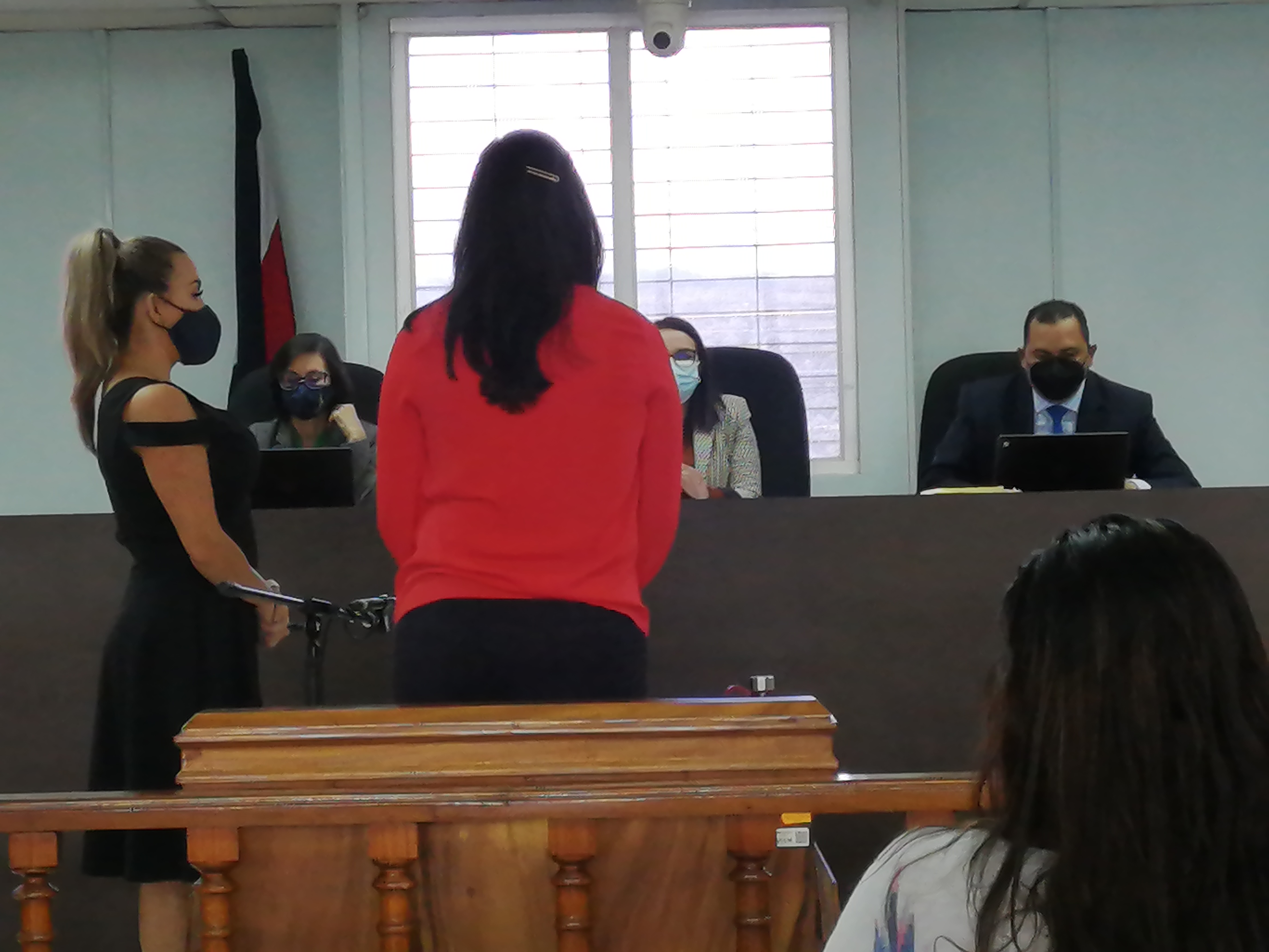 Este martes 27 de julio declararon tres especialistas en comportamiento criminal durante el juicio que se sigue por el homicidio de Allison Bonilla. De rojo, María Jesús Rodríguez, de blanco Yesenia Murillo y blusa negra con blanco Ivette Núñez.