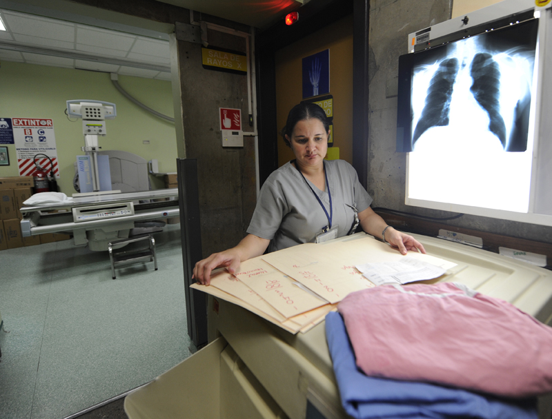 Ericka Quirós es técnica en rayos X y trabaja en la Clínica de Coronado. La ausencia de pacientes no solo se da en las citas médicas; en este servicio también. Hay personas con exámenes programados y que no se presentan a practicárselos. Esto impacta los tiempos de espera y la salud del paciente. | GRACIELA SOLÍS