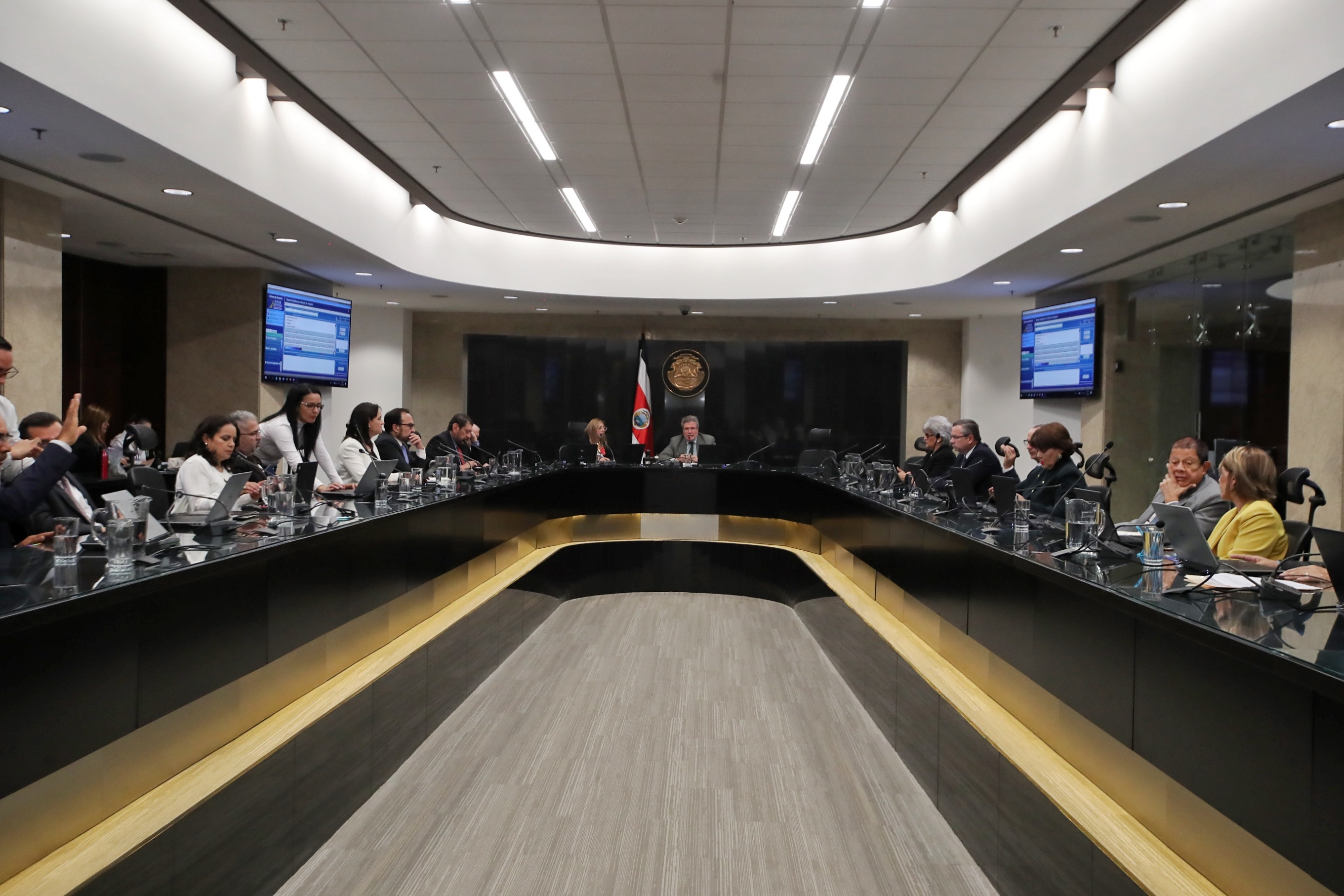 02/03/2020/ Corte Plena ve hoy tema de los salarios de los empleados judiciales con la respuesta de la Contraloría. empleados judiciales se manifiestan a fuera de la corte / foto: John Durán