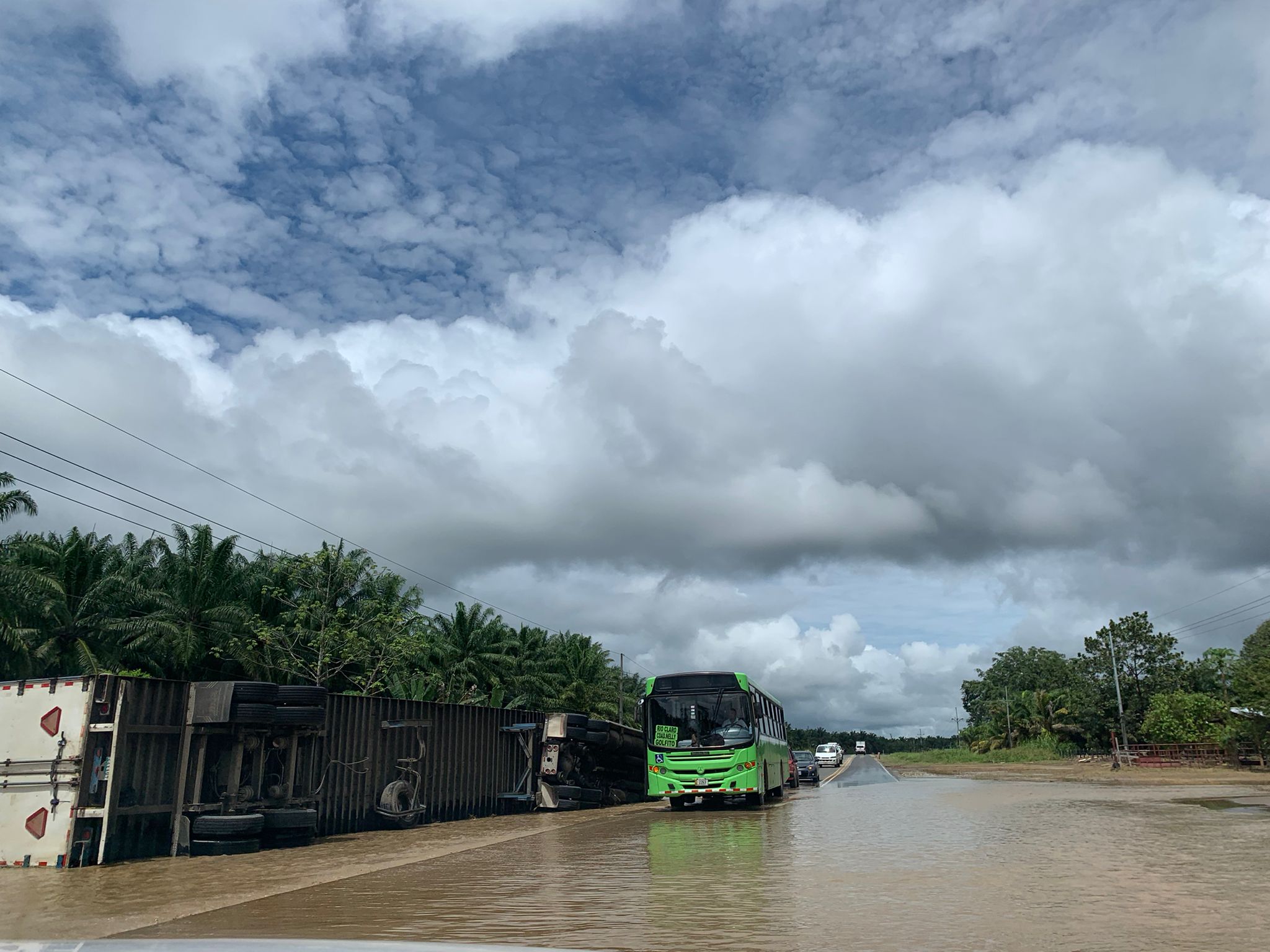 Furgones volcados por la fuerza del agua en Guaycará de Golfito, en la carretera Interamericana Sur.