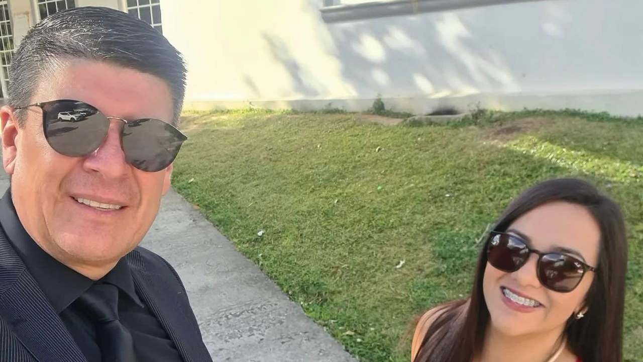 Primer plano del locutor Carlos Álvarez y su pareja Evelyn Durán