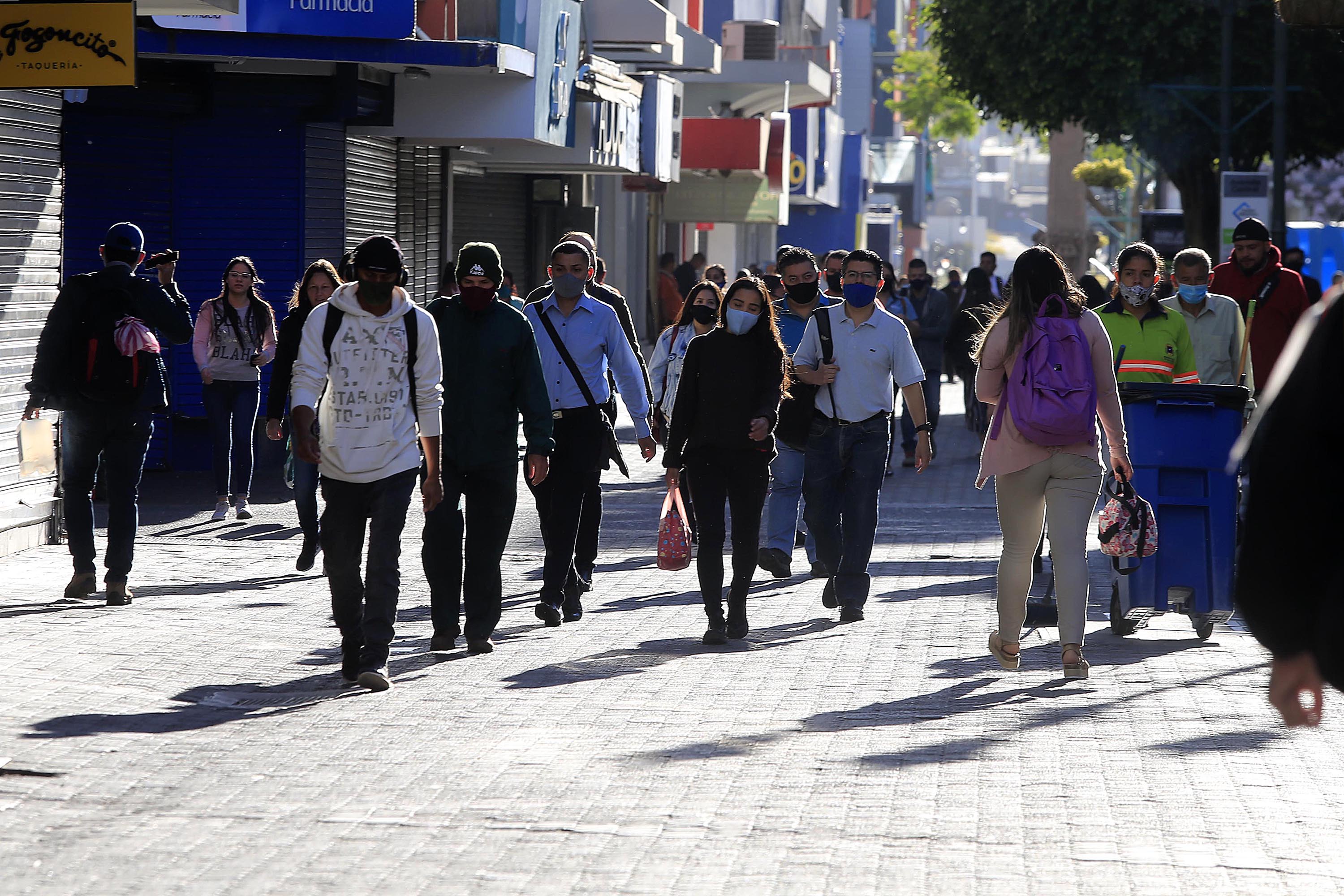 22/02/2021 Avenida Central, San José. Gente caminando hacia su trabajo, la mayoría con mascarilla, durante calurosa y soleada mañana. Foto: Rafael Pacheco